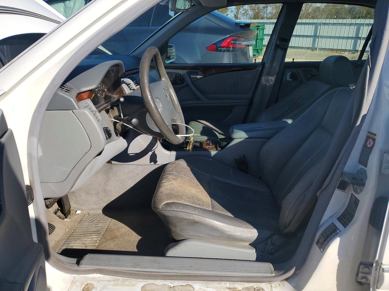 2000 Mercedes-benz E 430 White vin: WDBJF70G3YA955176