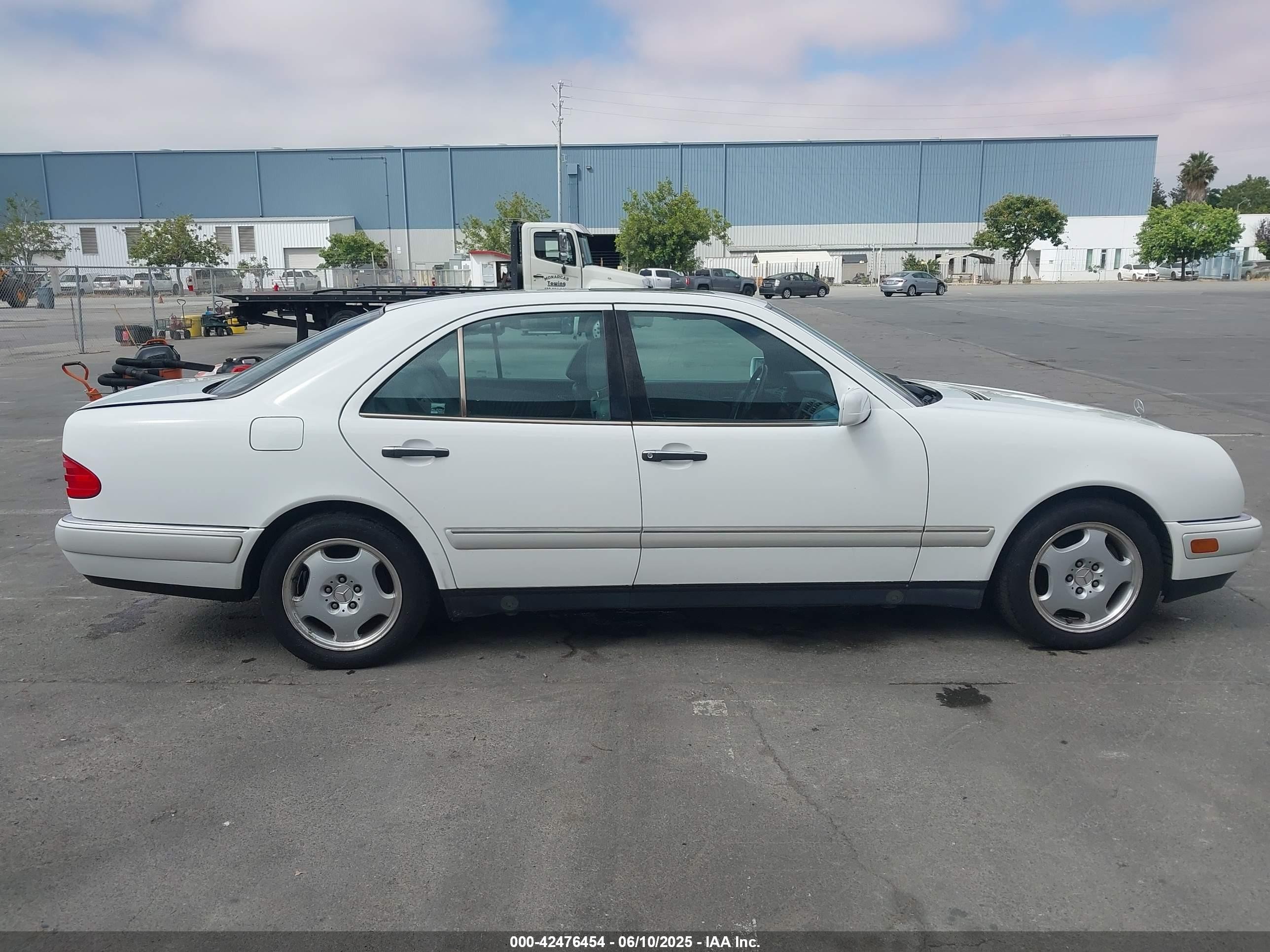 1997 Mercedes-benz E 420   White vin: WDBJF72F4VA207066