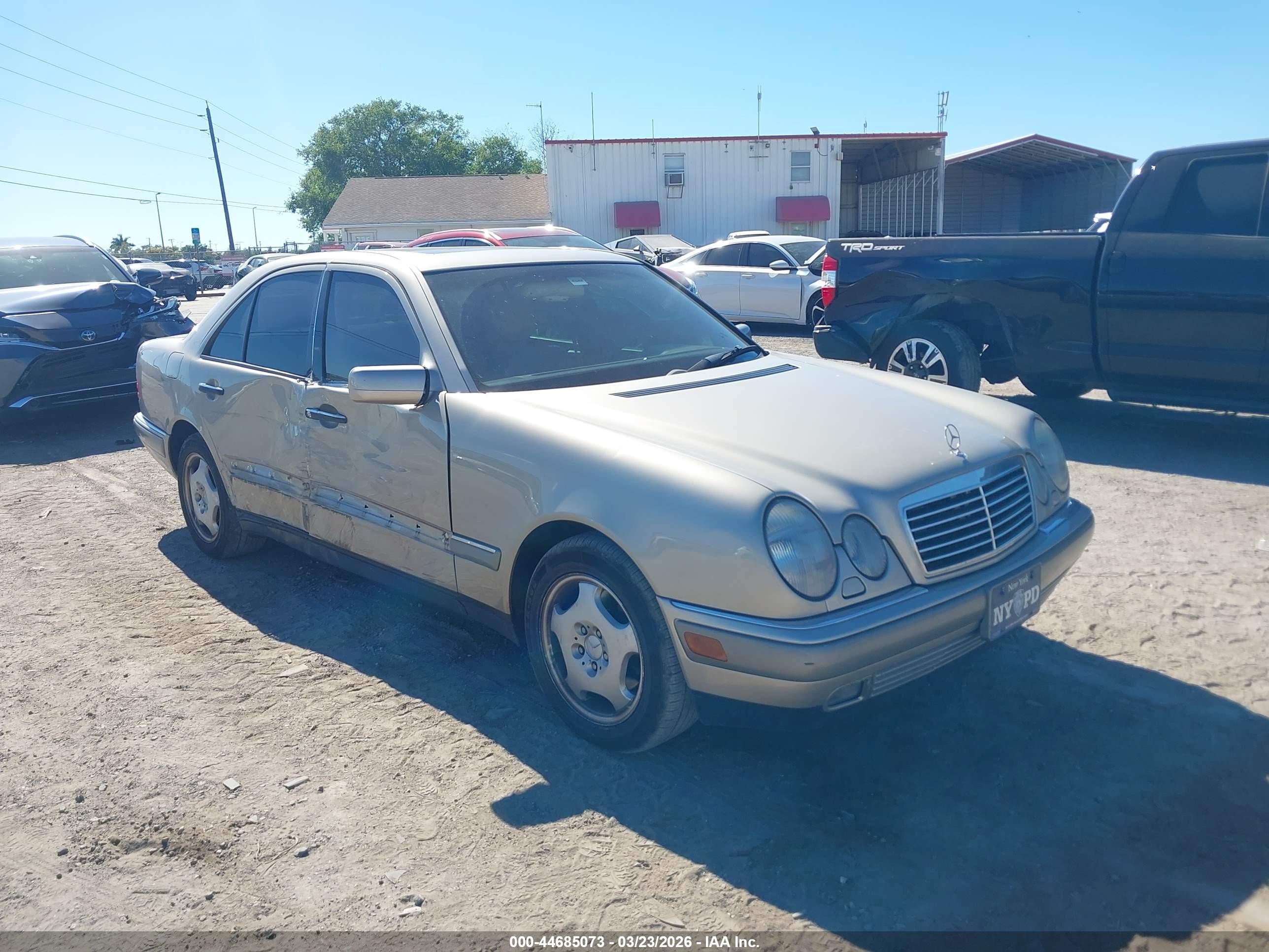1997 Mercedes-benz E 420   Gold vin: WDBJF72F7VA247996