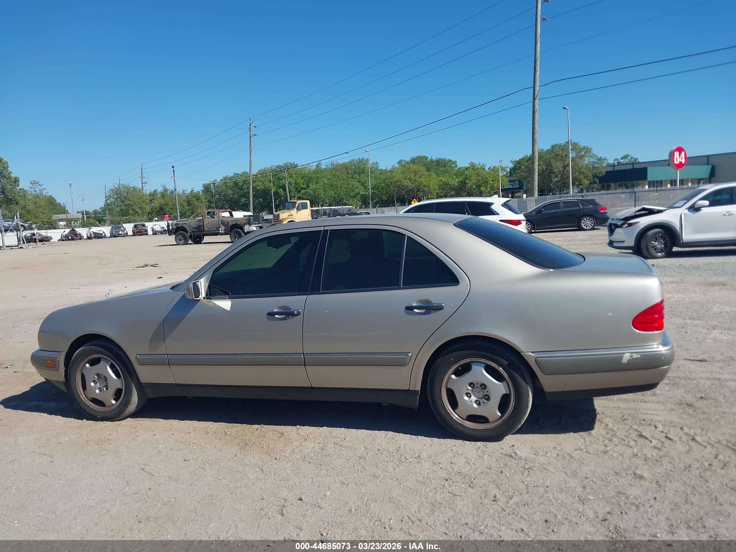 1997 Mercedes-benz E 420   Gold vin: WDBJF72F7VA247996