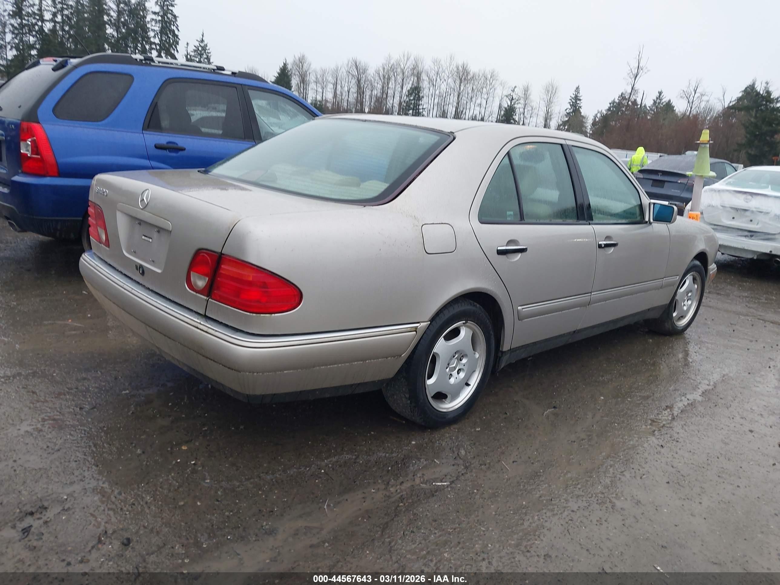 1997 Mercedes-benz E 420   Золотой vin: WDBJF72F7VA571112