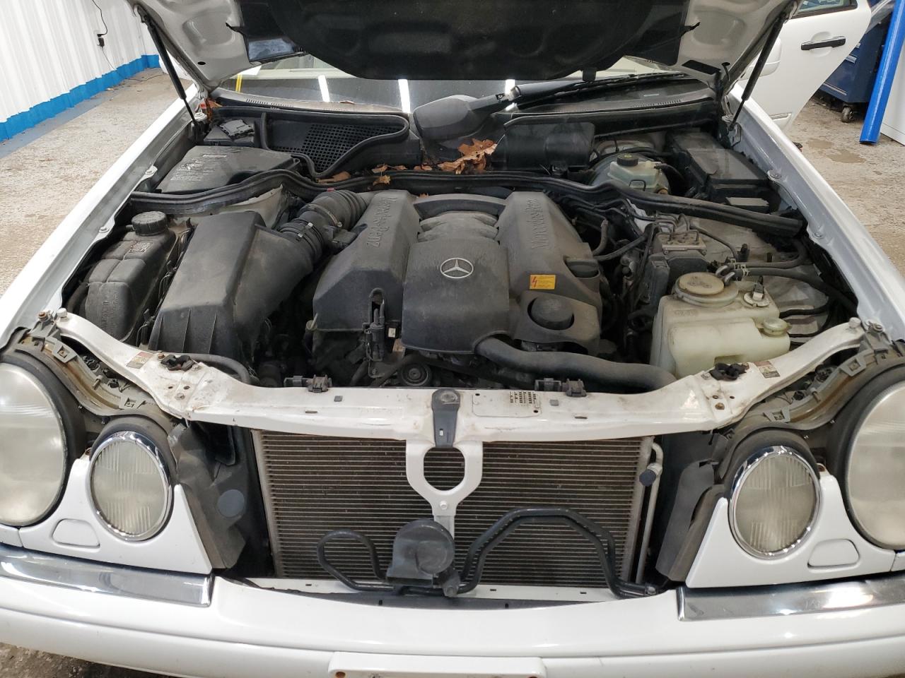 1999 Mercedes-benz E 320 4matic White vin: WDBJF82H0XX016929