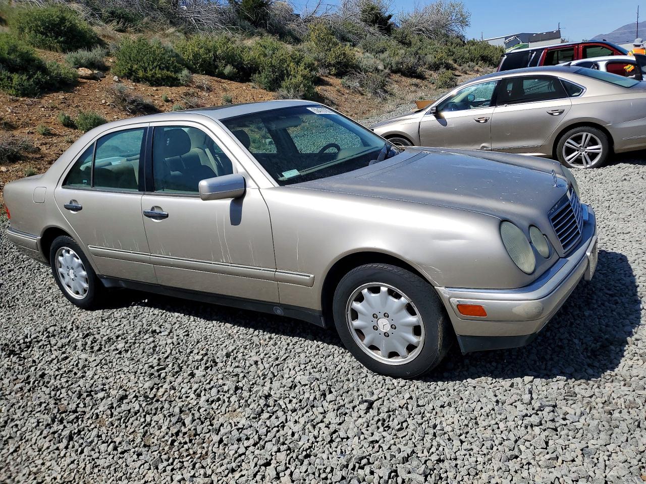 1999 Mercedes-benz E 320 4matic Gold vin: WDBJF82H0XX022598