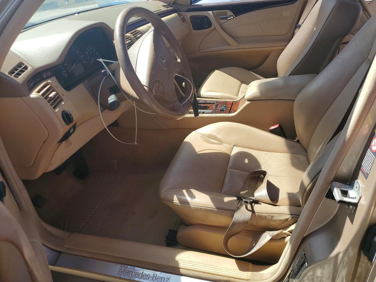 2001 Mercedes-benz E 320 4matic Beige vin: WDBJF82J41X049085
