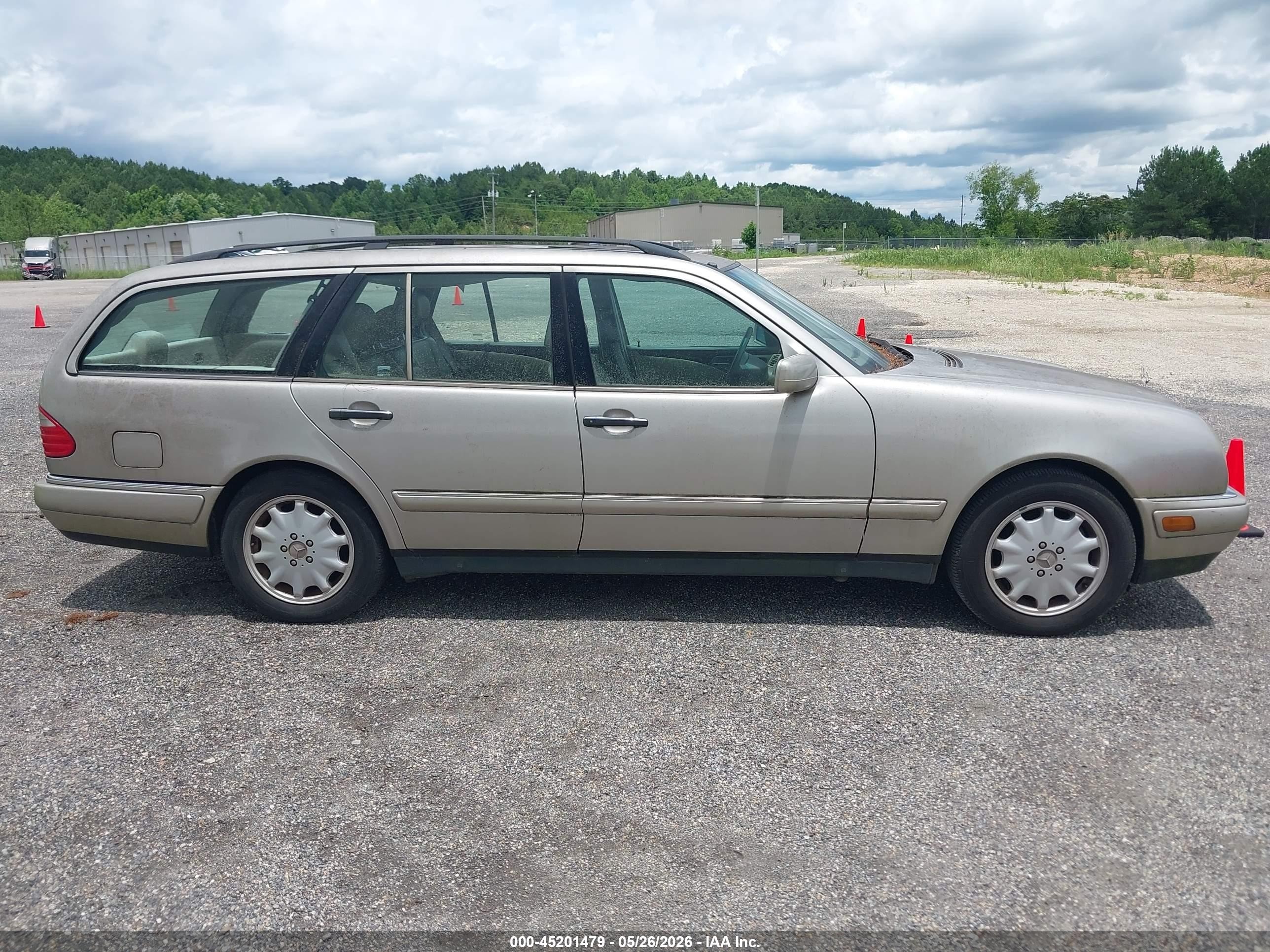 1998 Mercedes-benz E 320   Champagne vin: WDBJH65F0WA659291