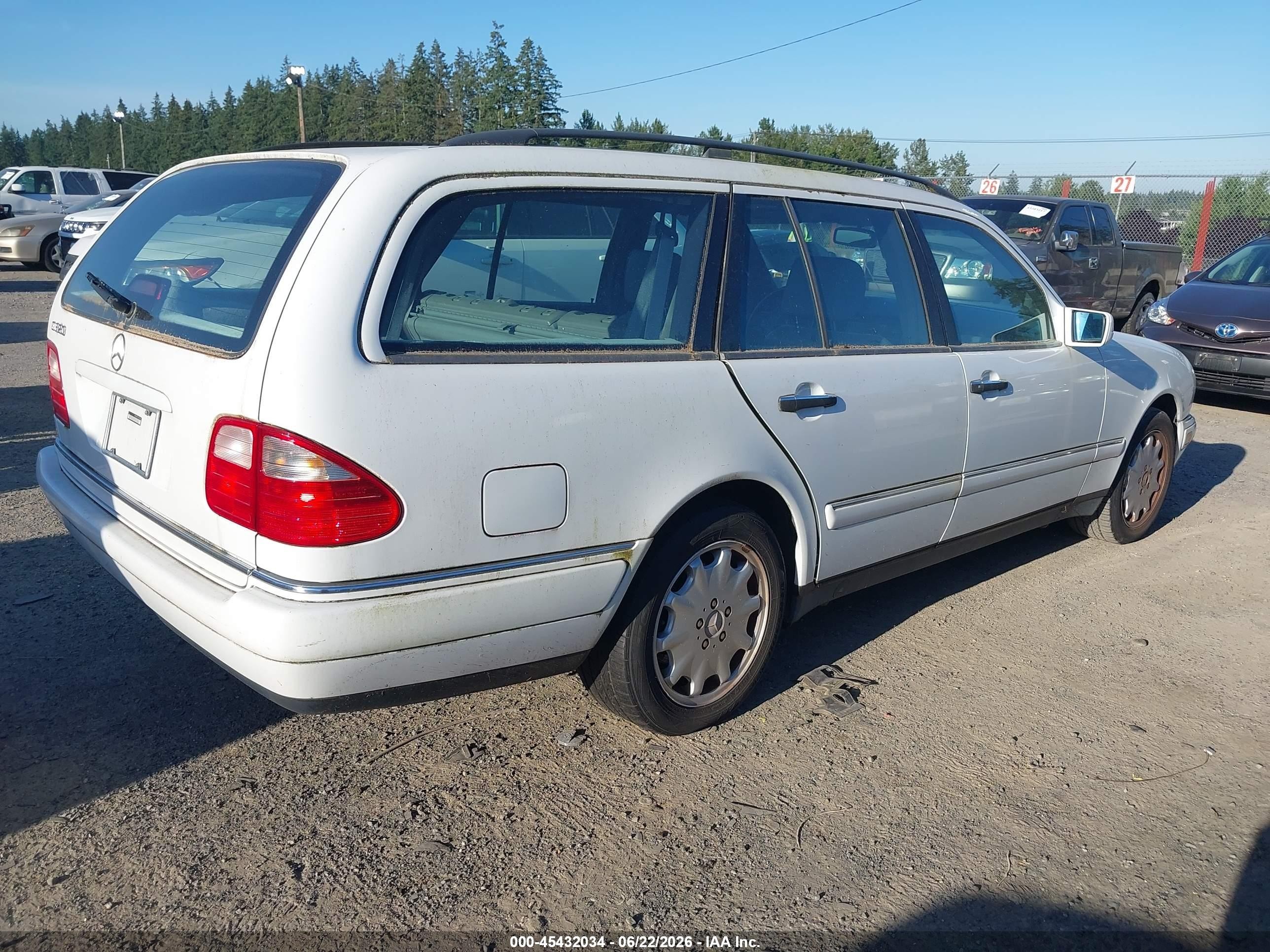 1998 Mercedes-benz E 320 White vin: WDBJH65F1WA567655