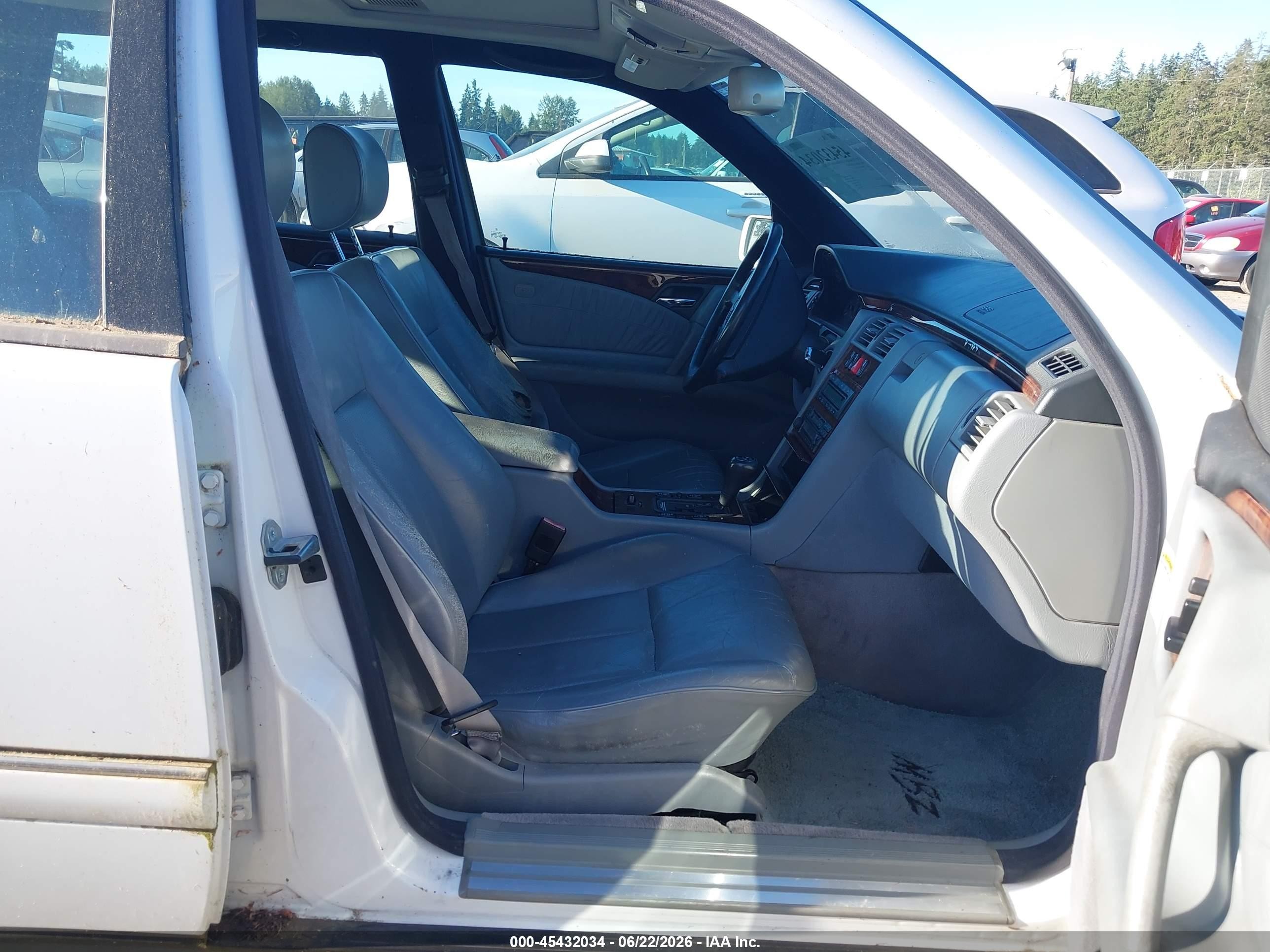 1998 Mercedes-benz E 320 White vin: WDBJH65F1WA567655