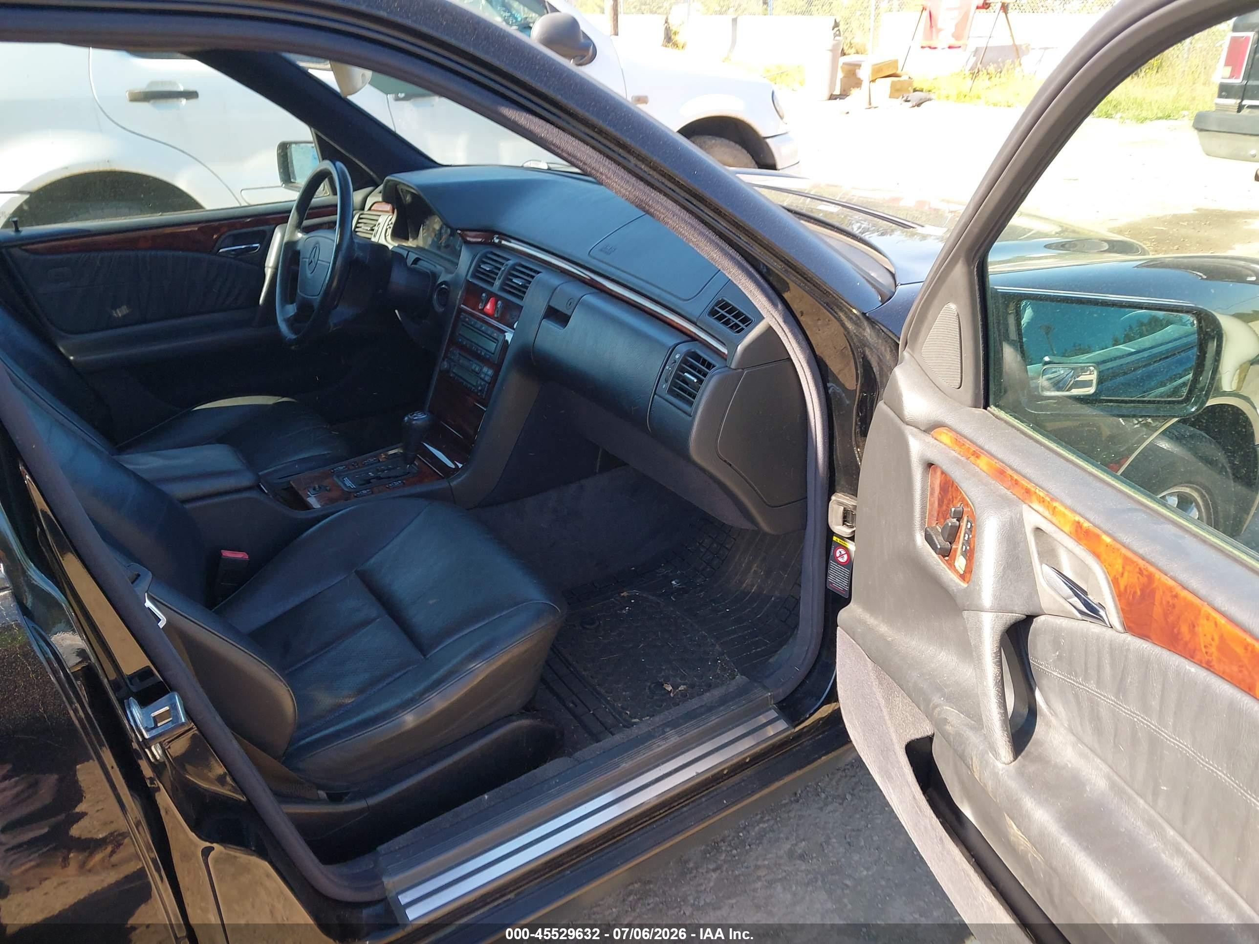 1998 Mercedes-benz E 320   Black vin: WDBJH65F1WA631838