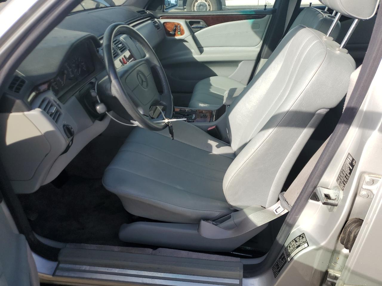 1998 Mercedes-benz E-320 Silver vin: WDBJH65F3WA550761