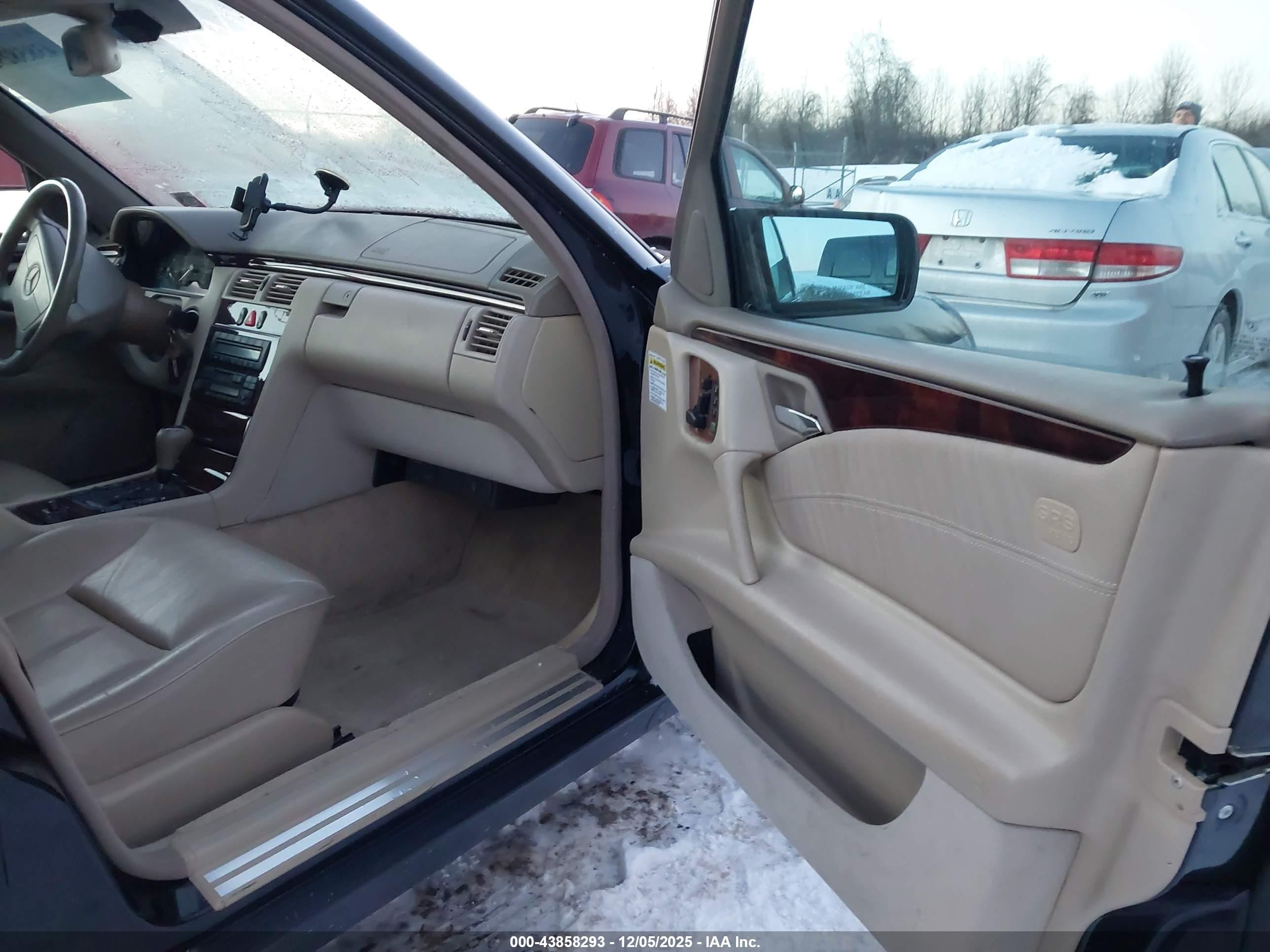 1998 Mercedes-benz E 320   Black vin: WDBJH65F6WA523182