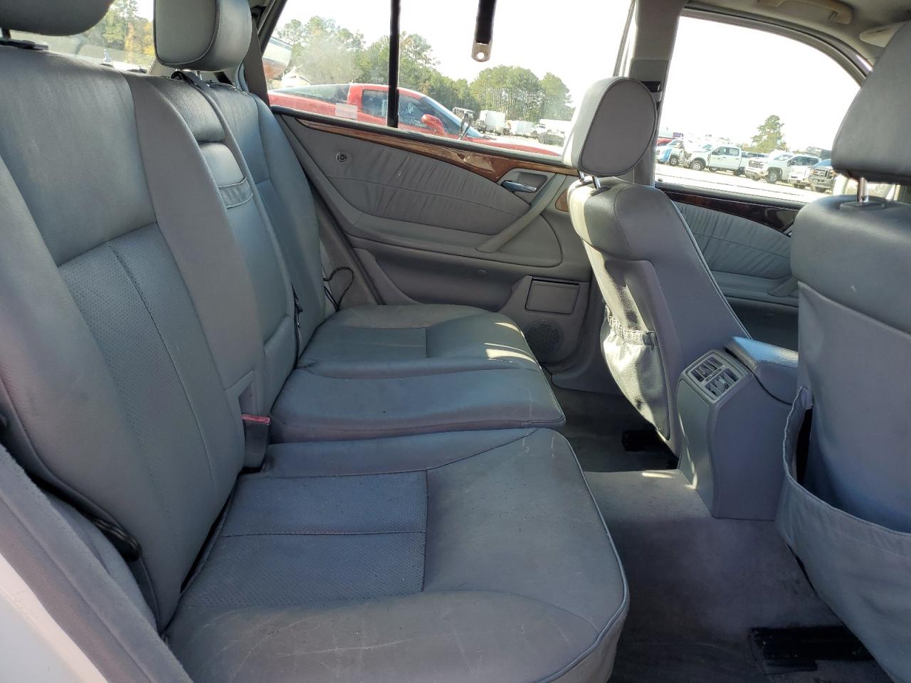 2001 Mercedes-benz E 320 White vin: WDBJH65J31B231920