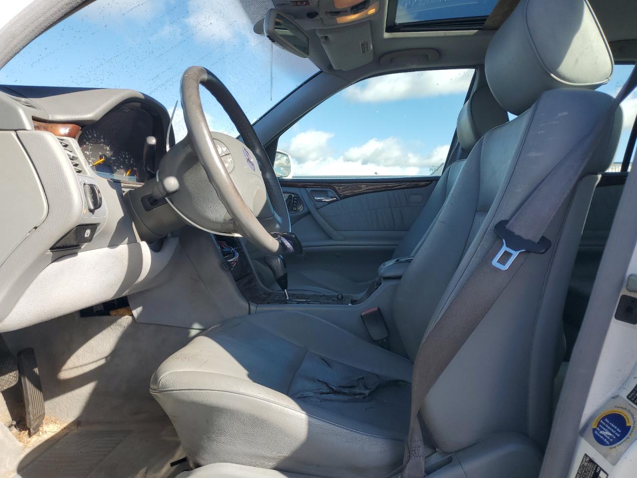 2001 Mercedes-benz E 320 White vin: WDBJH65J31B231920