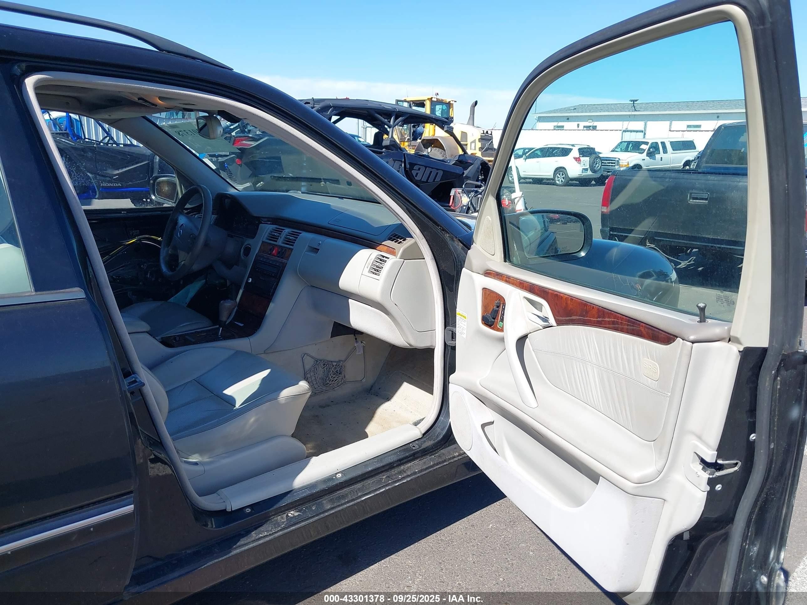 2000 Mercedes-benz E 320   Black vin: WDBJH65J4YA999521