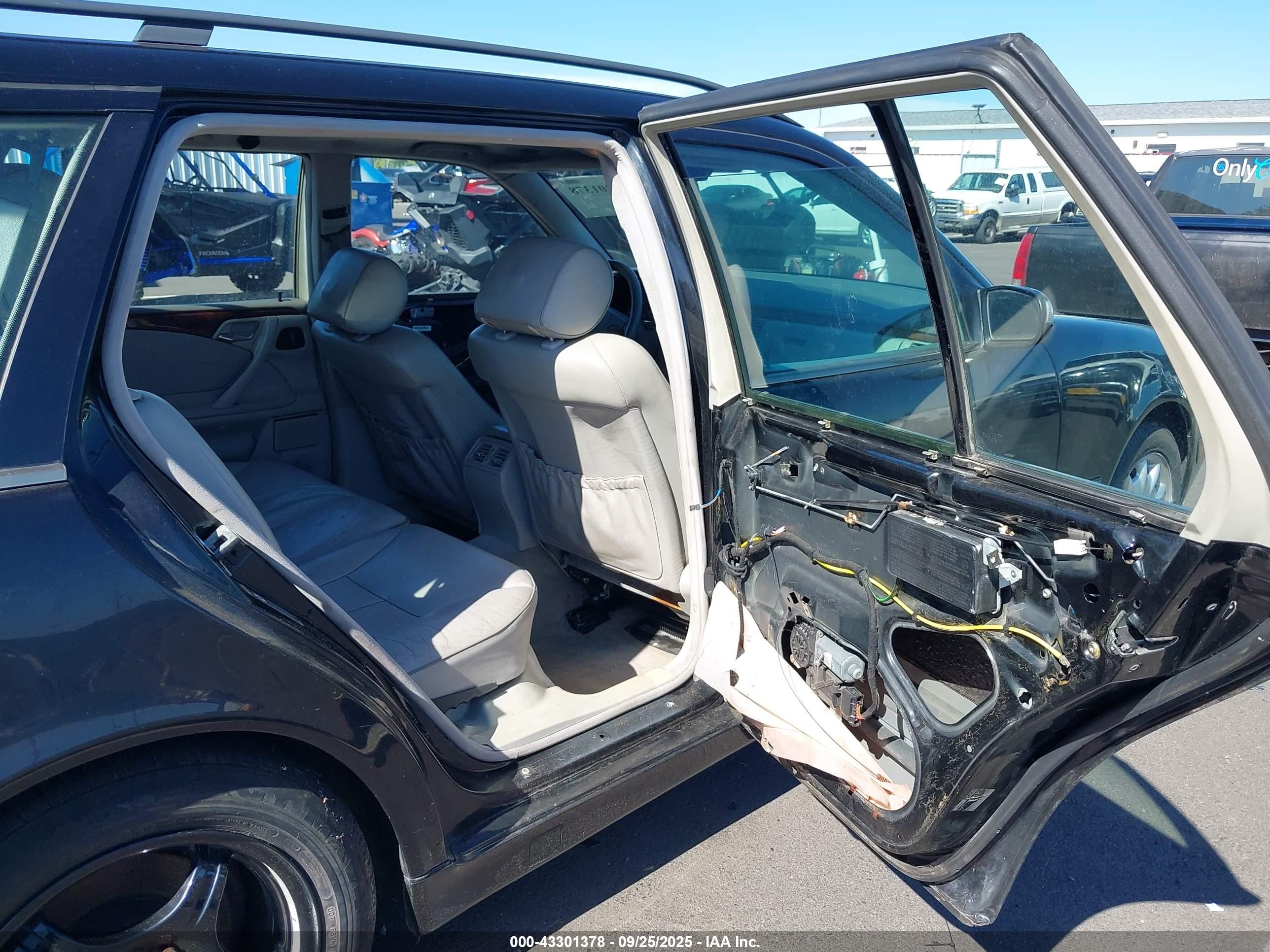 2000 Mercedes-benz E 320   Black vin: WDBJH65J4YA999521