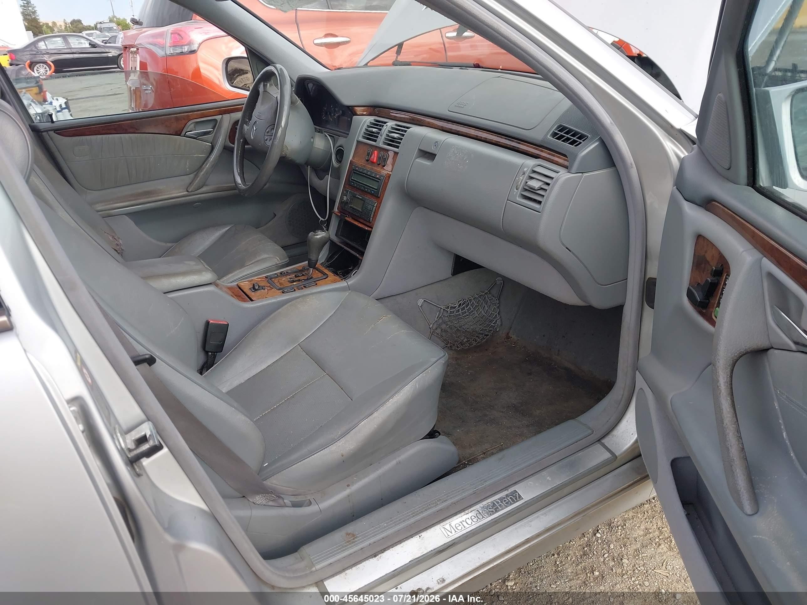 2000 Mercedes-benz E 320   Серебряный vin: WDBJH65J9YB056292