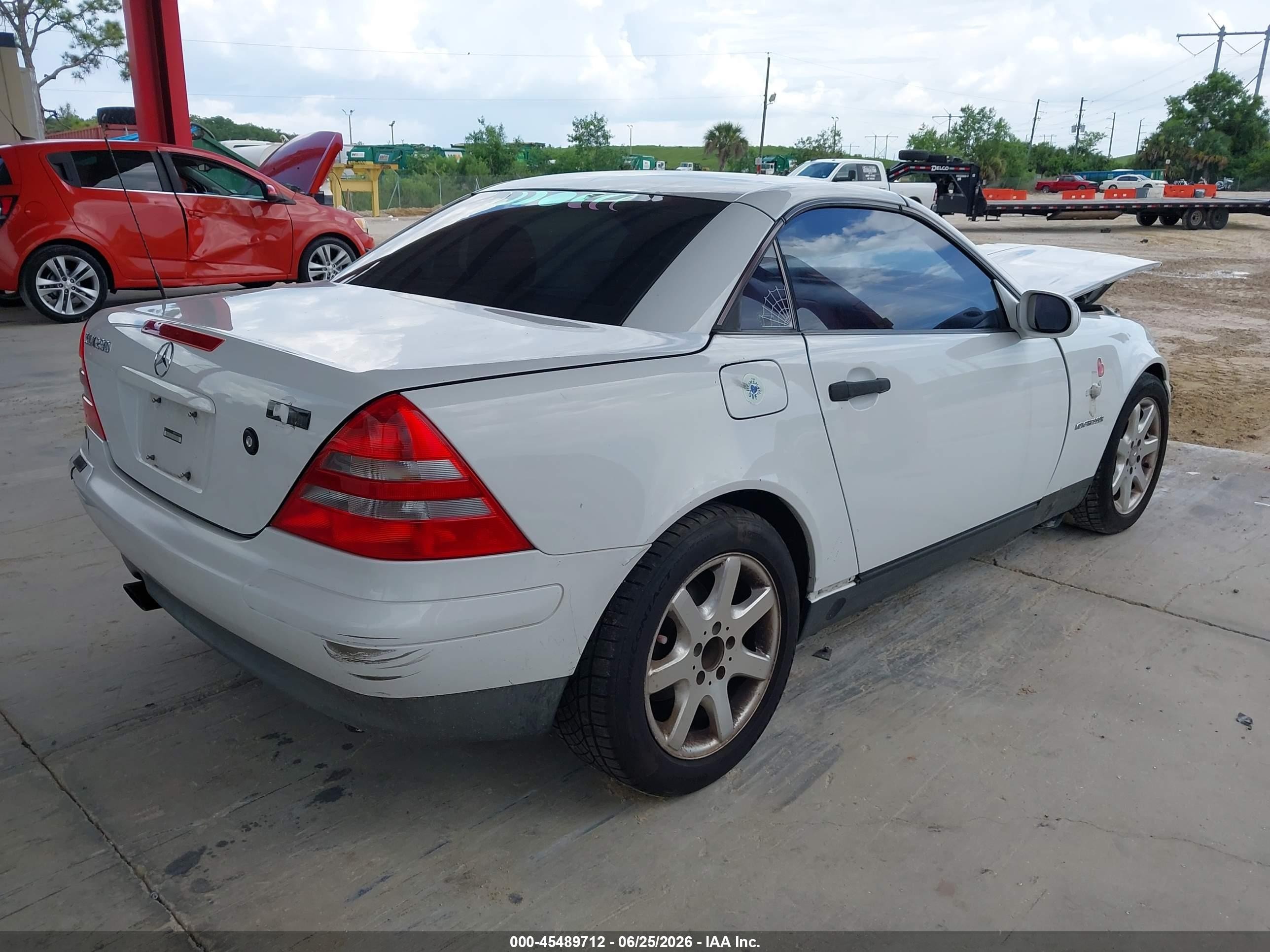 1999 Mercedes-benz Slk 230 Kompressor White vin: WDBKK47F1XF131125