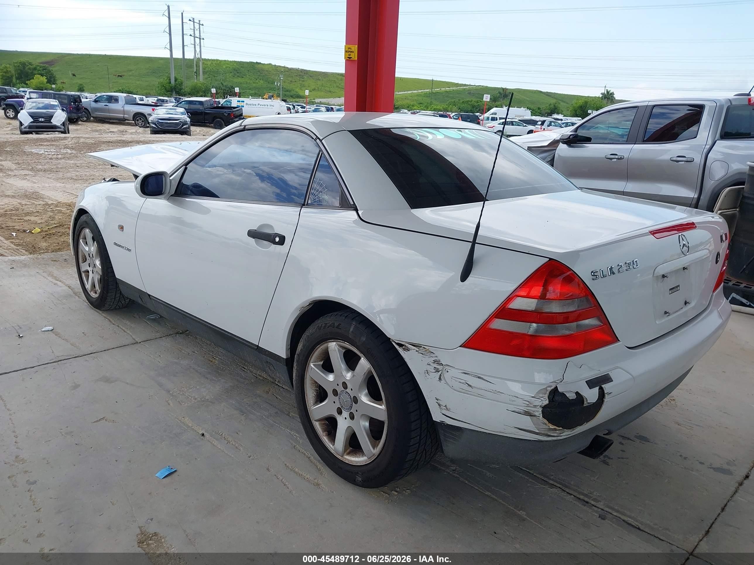 1999 Mercedes-benz Slk 230 Kompressor White vin: WDBKK47F1XF131125