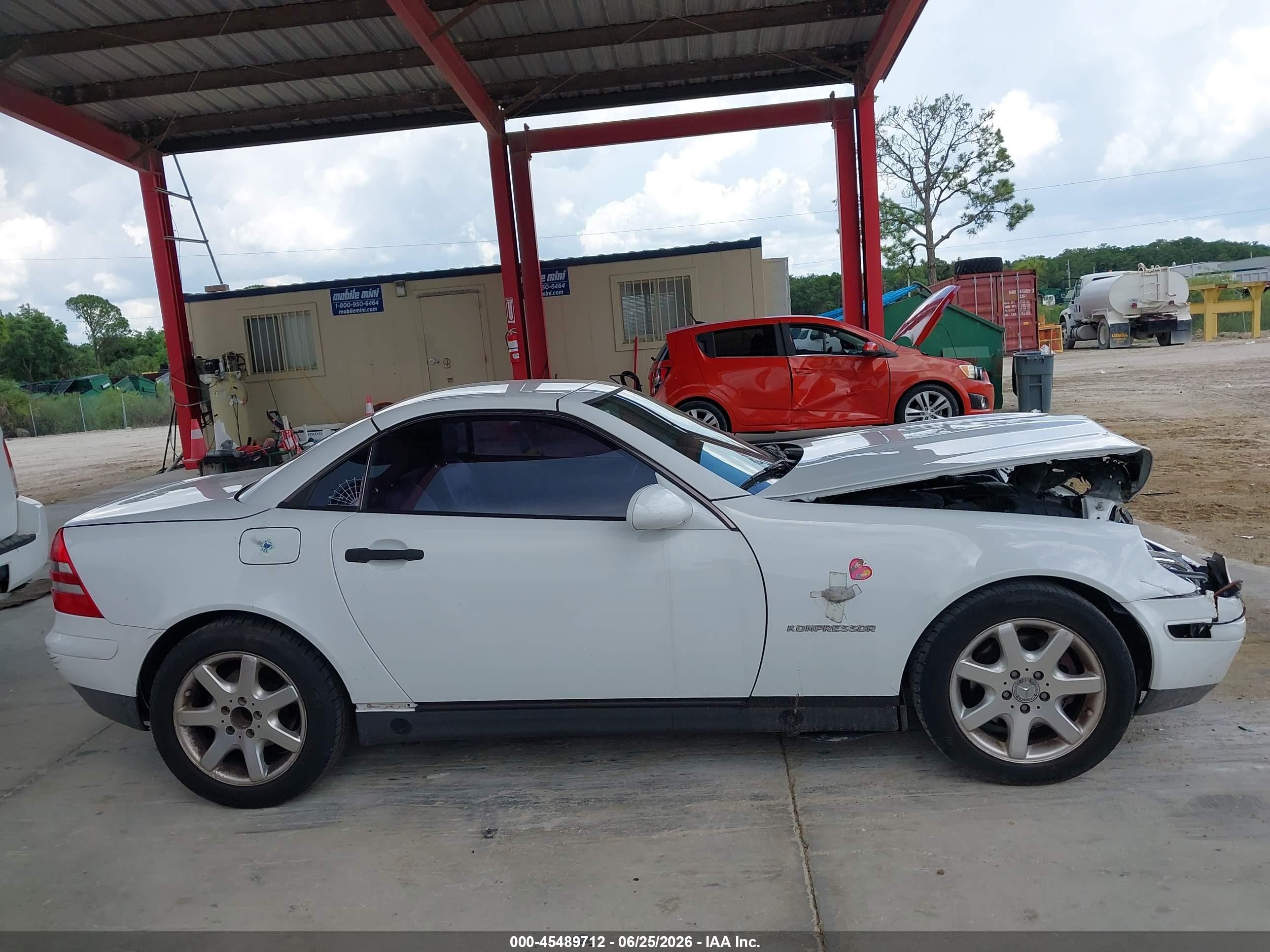 1999 Mercedes-benz Slk 230 Kompressor White vin: WDBKK47F1XF131125