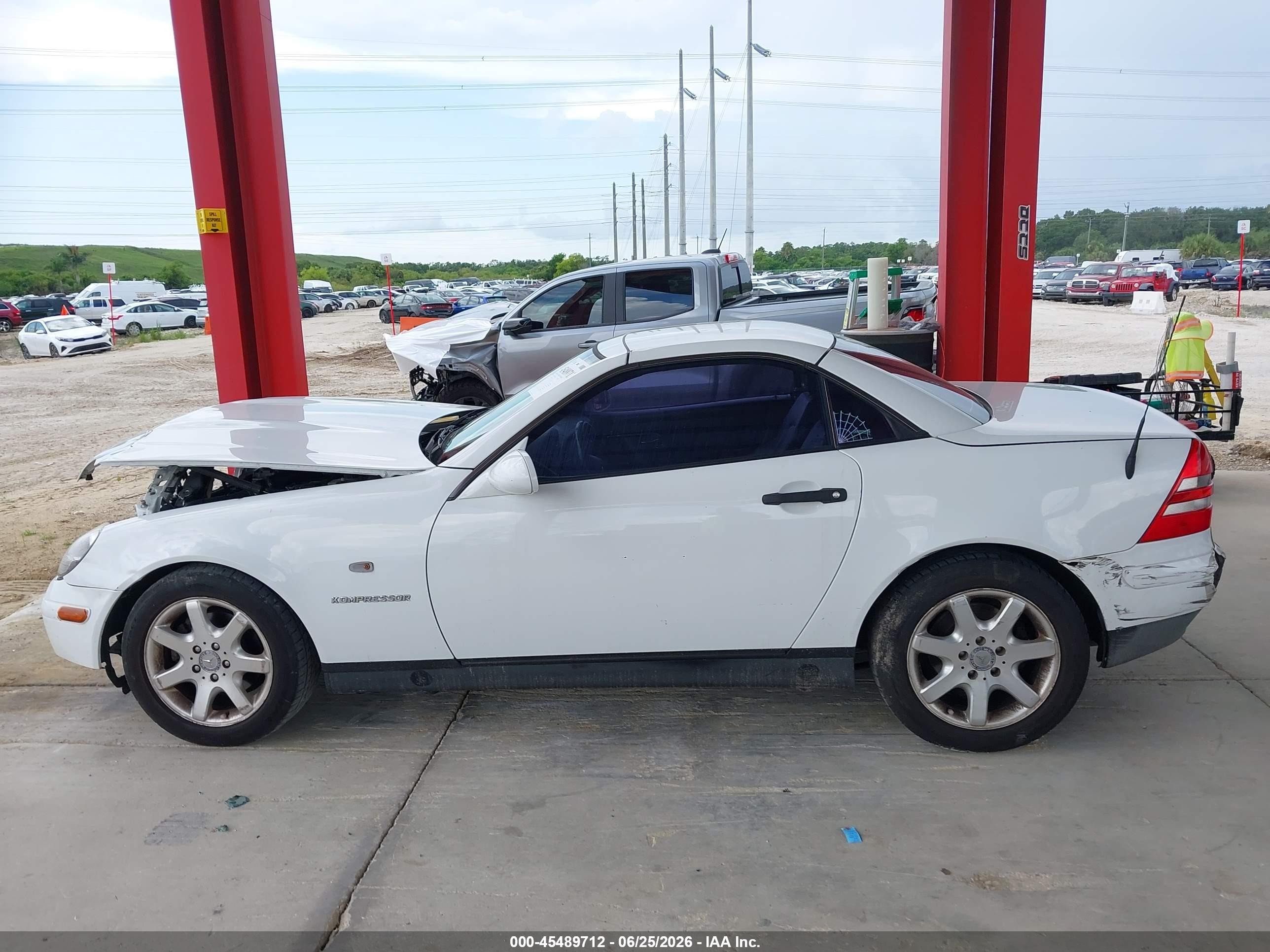 1999 Mercedes-benz Slk 230 Kompressor White vin: WDBKK47F1XF131125