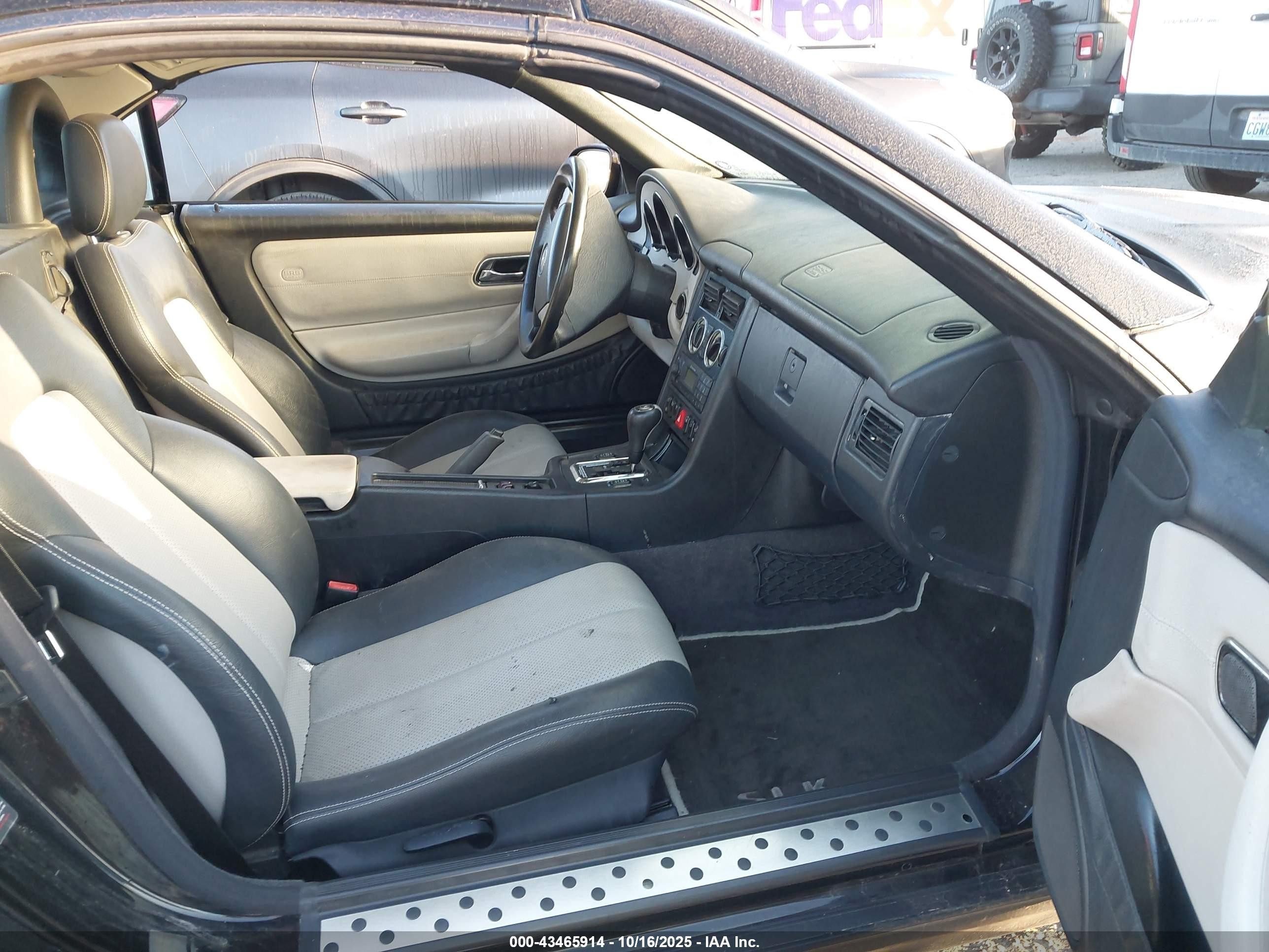 2000 Mercedes-benz Slk 230 Kompressor Black vin: WDBKK47F2YF169397