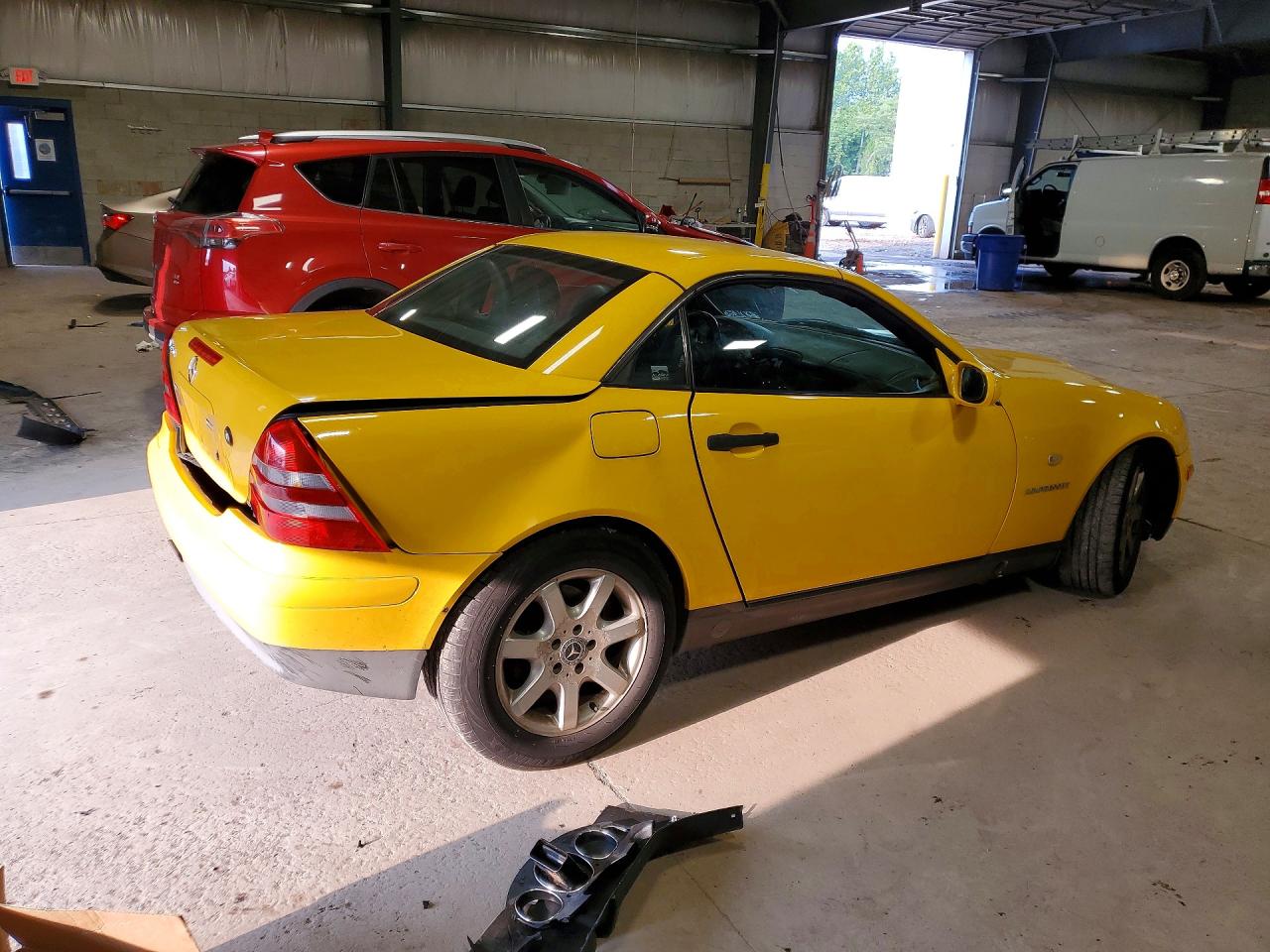 1998 Mercedes-benz Slk 230 Kompressor Yellow vin: WDBKK47F3WF028402