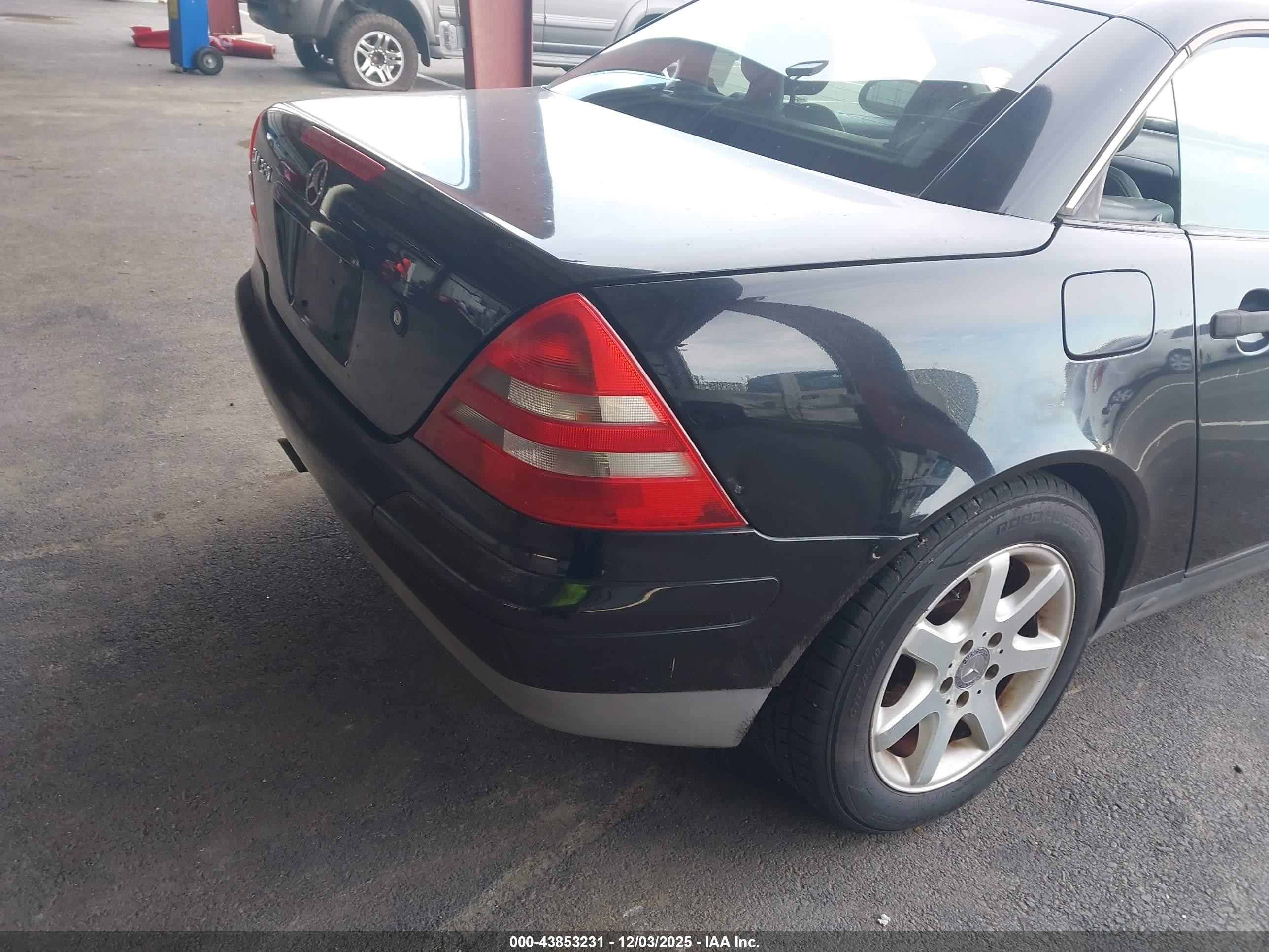 1998 Mercedes-benz Slk 230   Black vin: WDBKK47F5WF025775