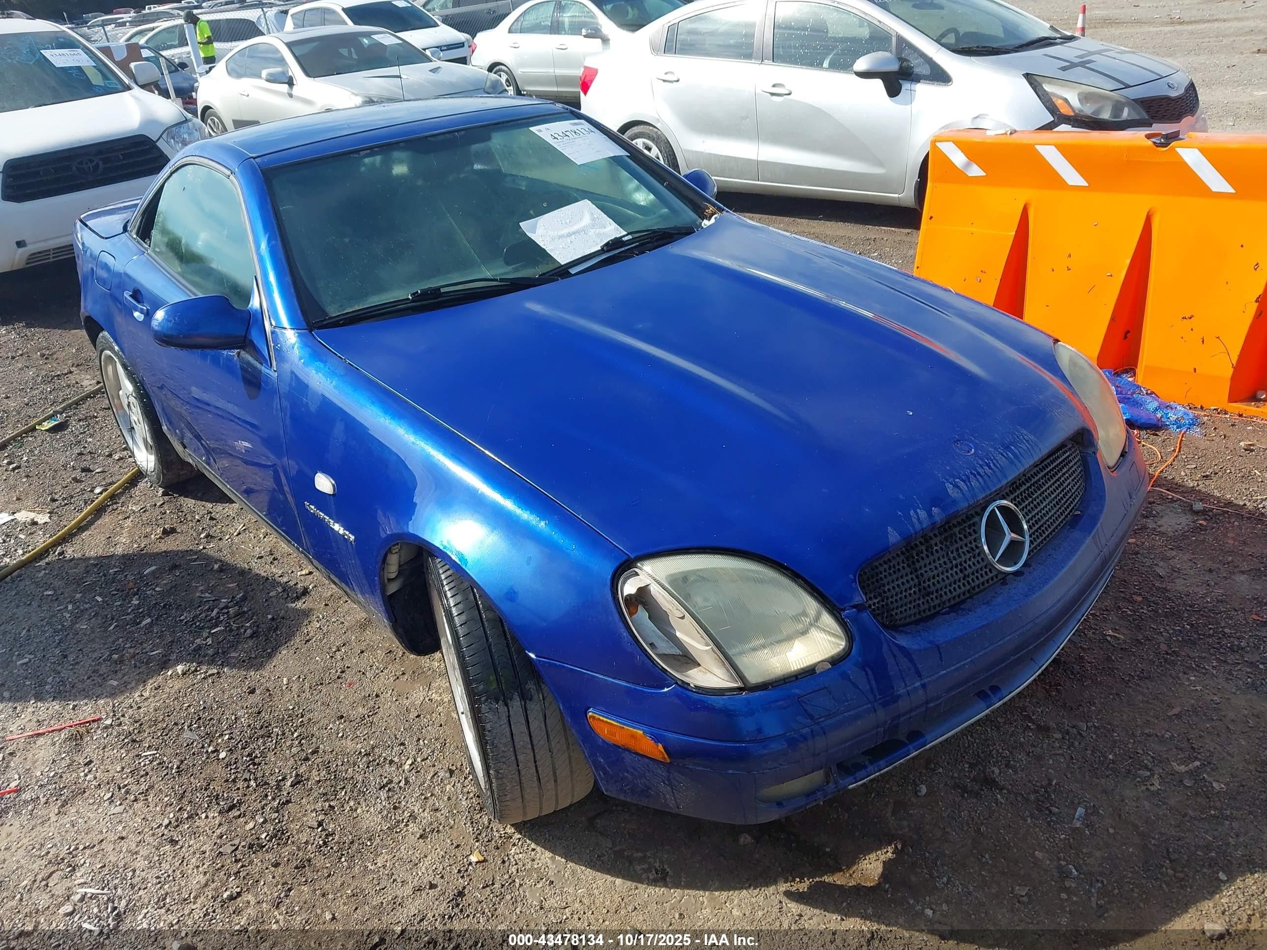 2000 Mercedes-benz Slk 230 Kompressor Blue vin: WDBKK47F5YF145935