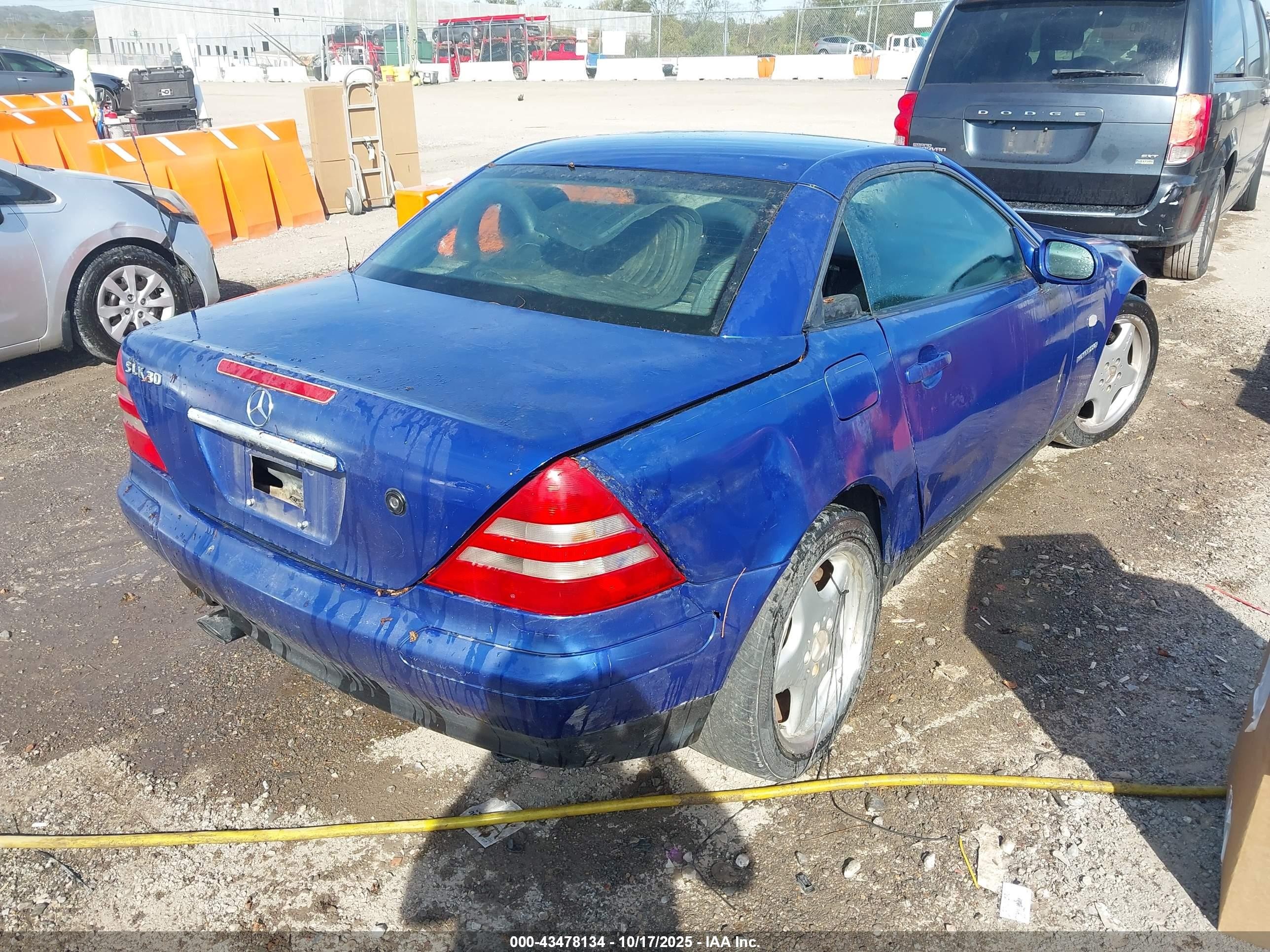 2000 Mercedes-benz Slk 230 Kompressor Blue vin: WDBKK47F5YF145935