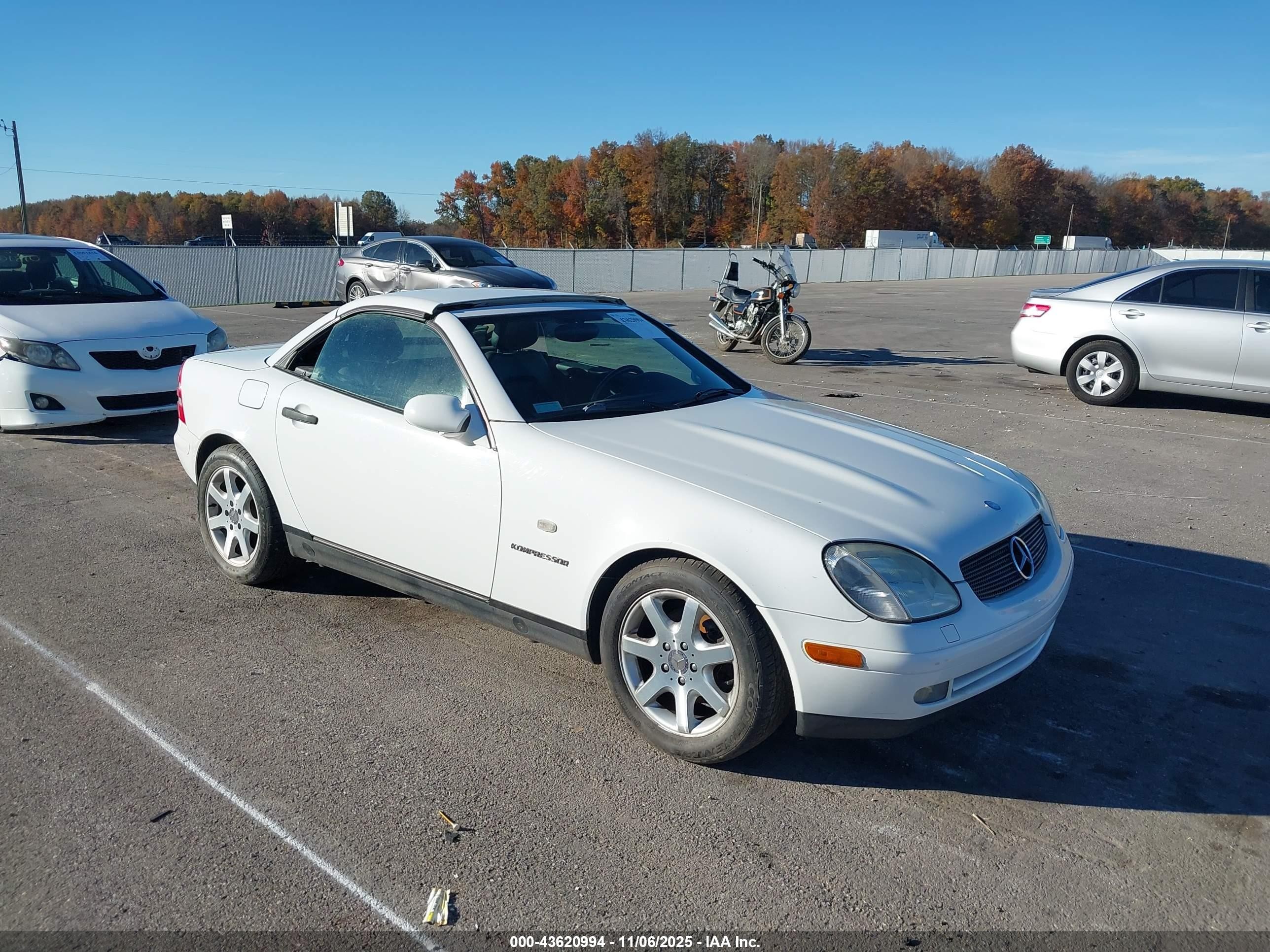 2000 Mercedes-benz Slk 230 Kompressor White vin: WDBKK47F6YF145023