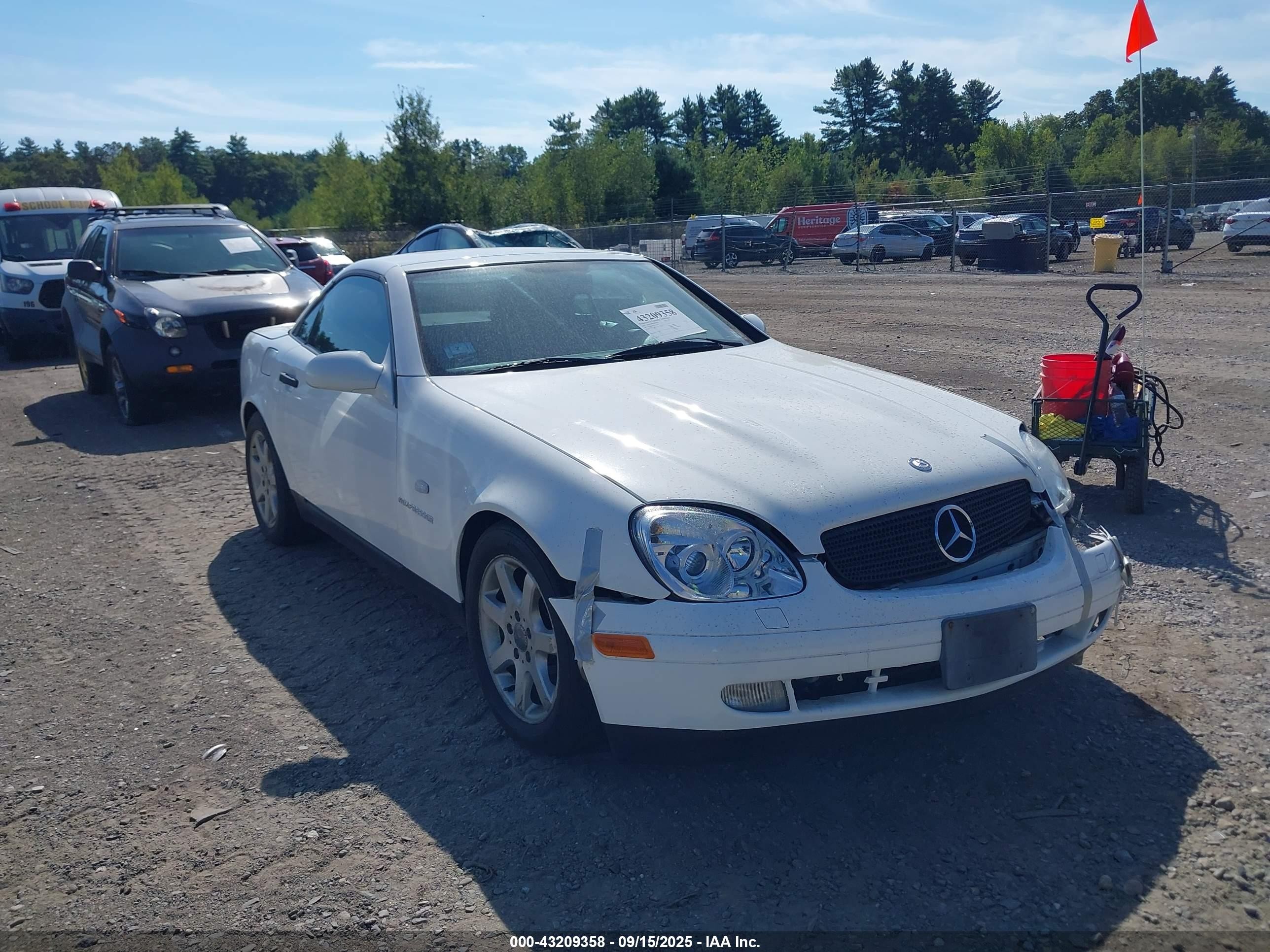 2000 Mercedes-benz Slk 230 Kompressor White vin: WDBKK47F7YF154250