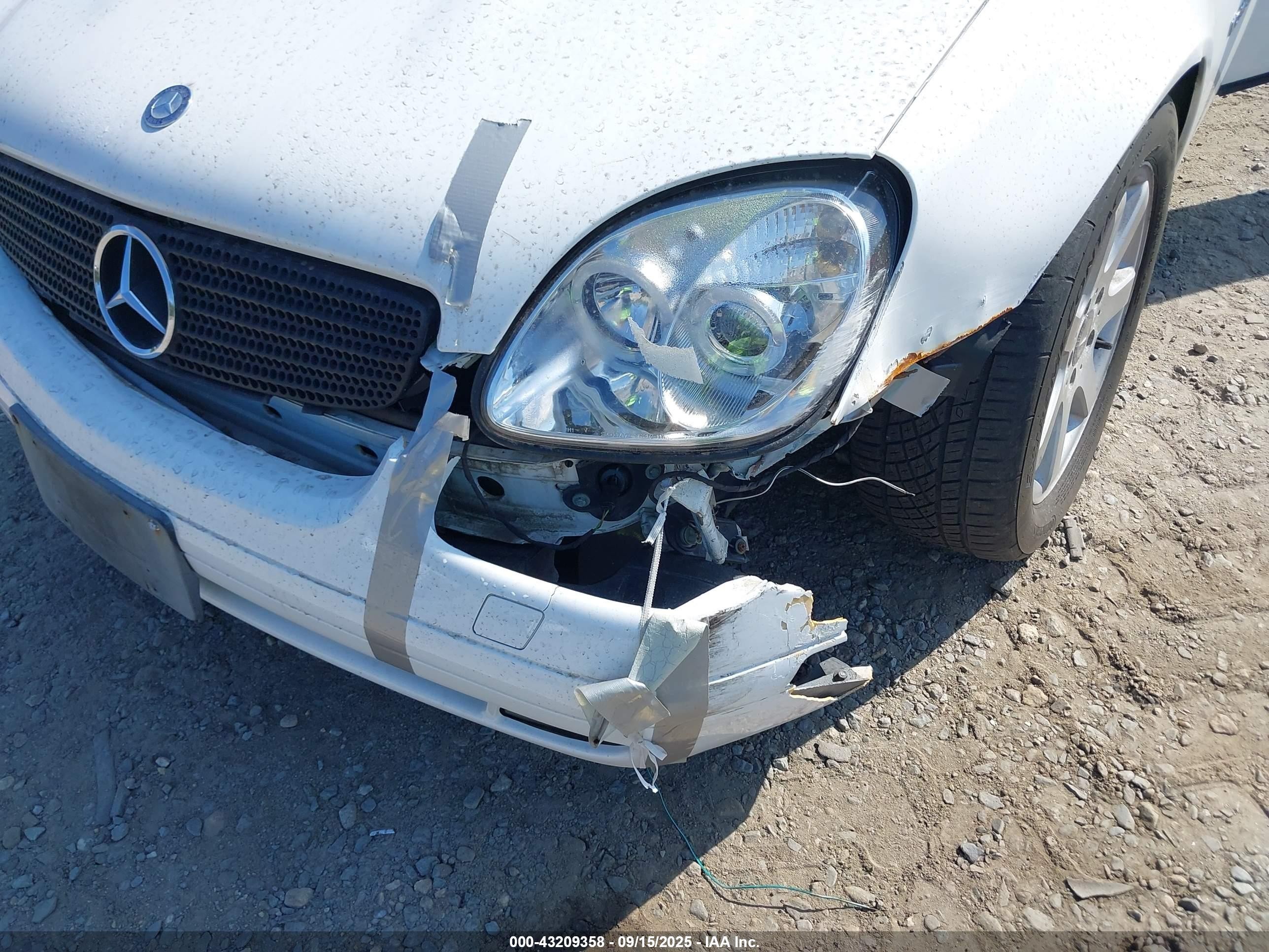 2000 Mercedes-benz Slk 230 Kompressor White vin: WDBKK47F7YF154250