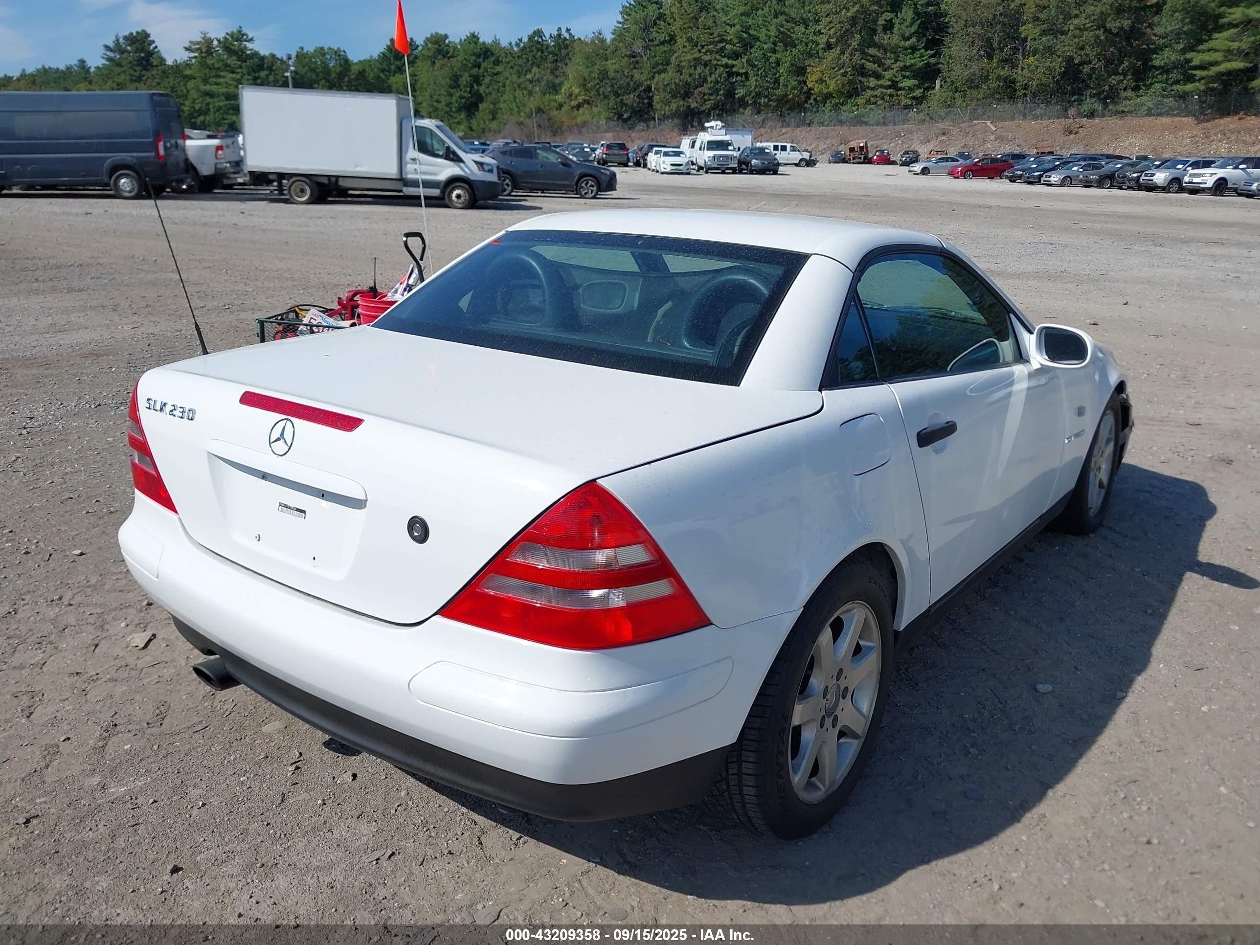 2000 Mercedes-benz Slk 230 Kompressor White vin: WDBKK47F7YF154250
