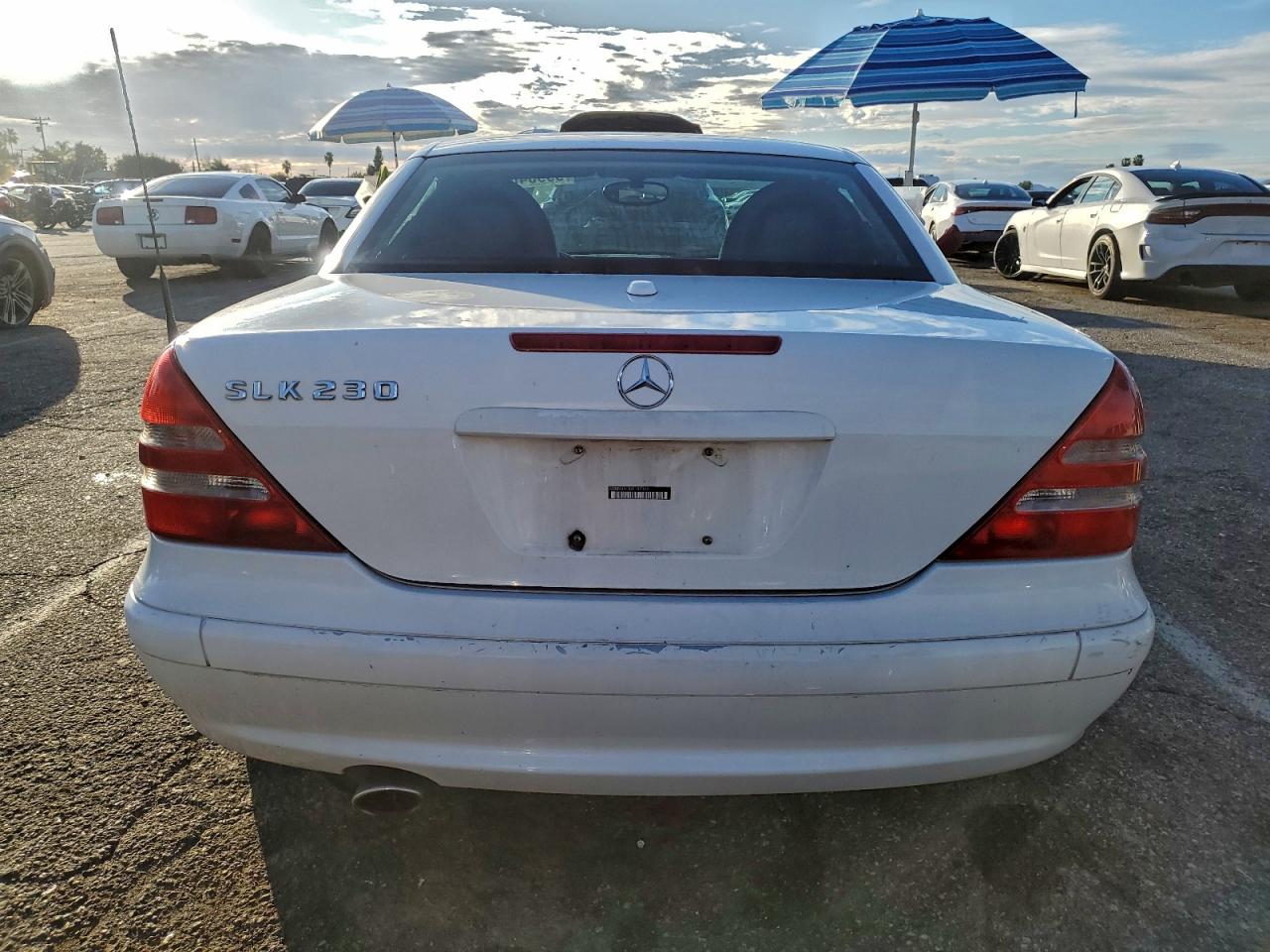 2001 Mercedes-benz Slk 230 Kompressor White vin: WDBKK49F81F197305