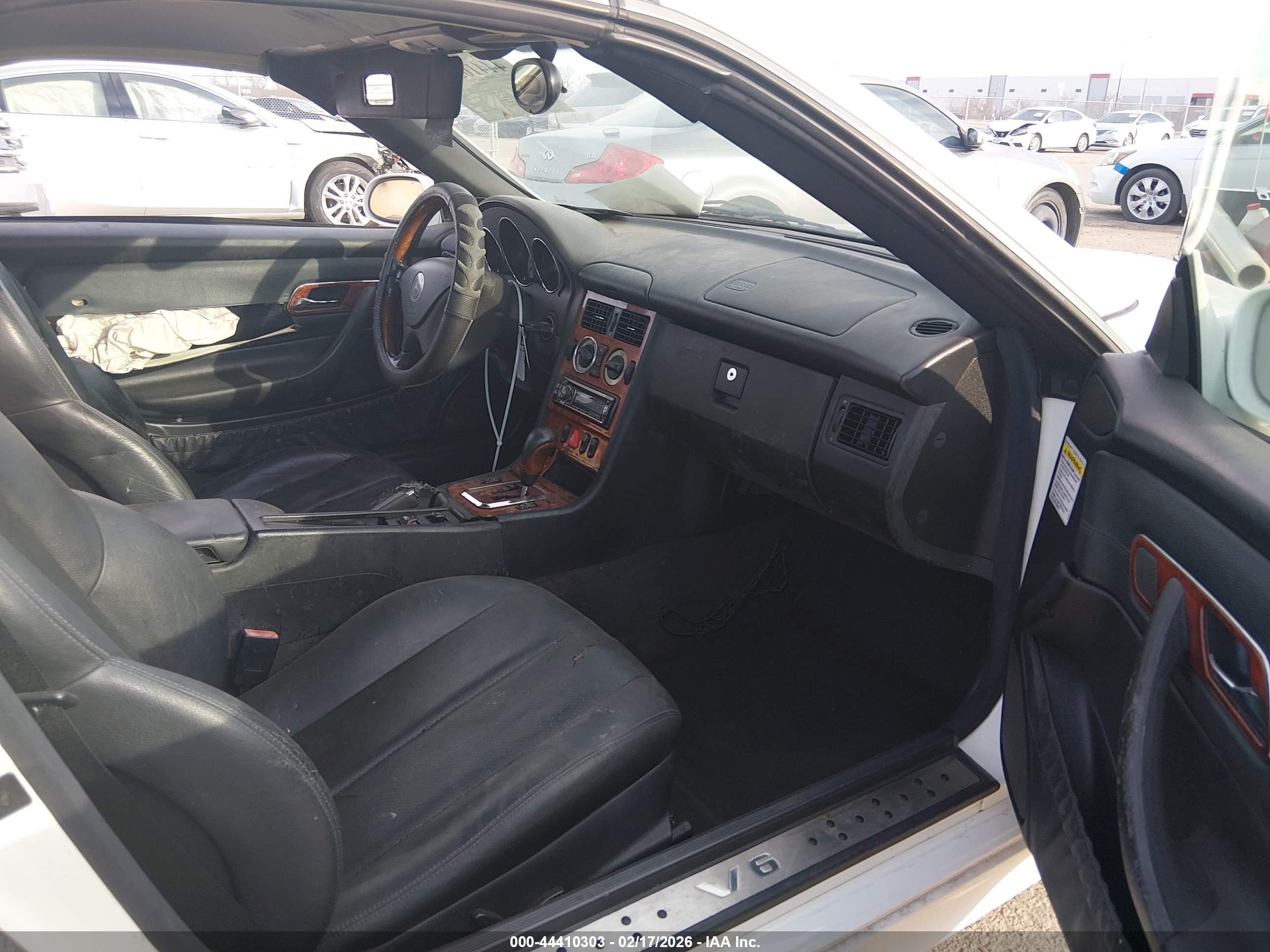 2002 Mercedes-benz Slk 320   White vin: WDBKK65F12F251255