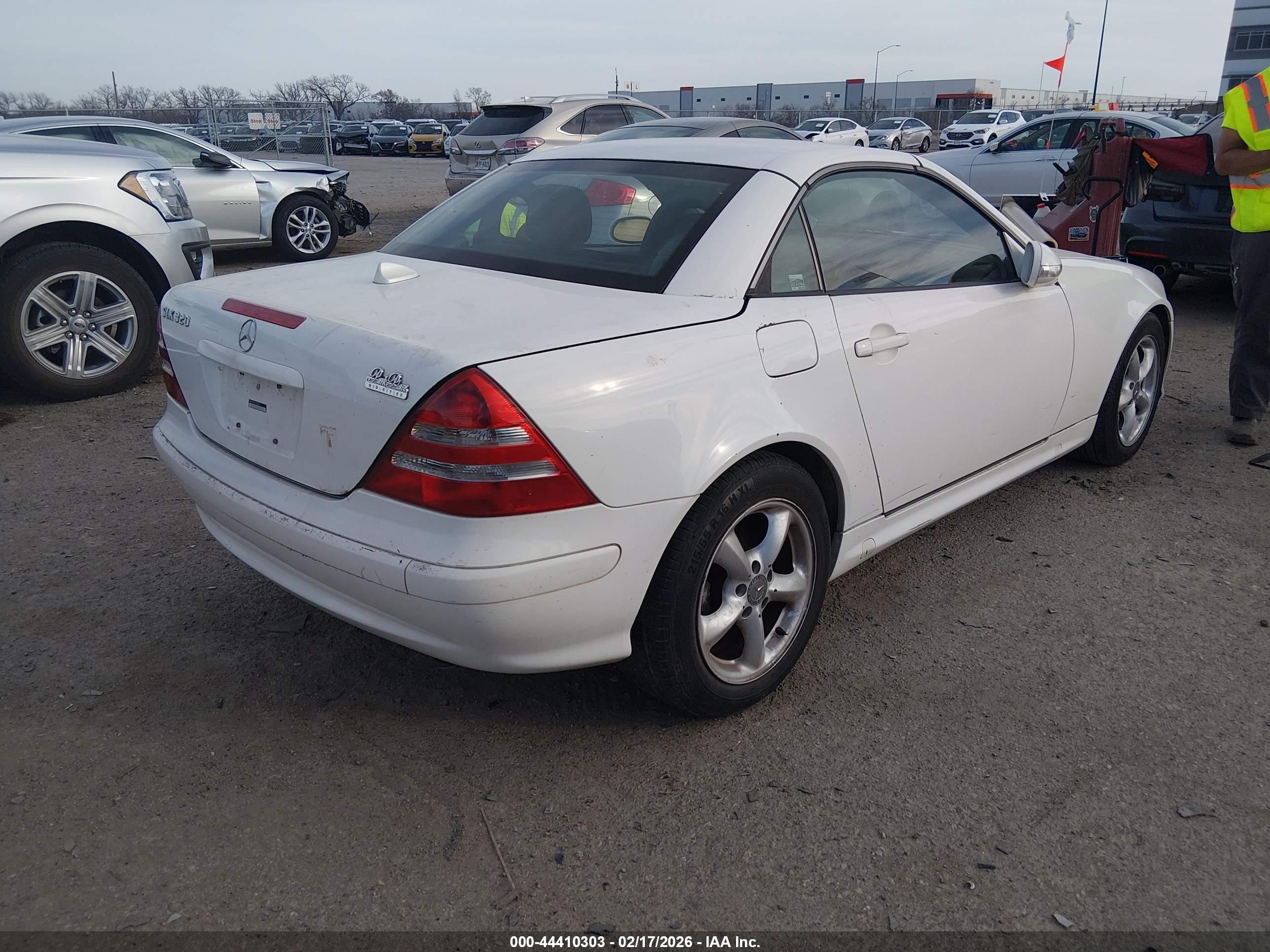 2002 Mercedes-benz Slk 320   White vin: WDBKK65F12F251255