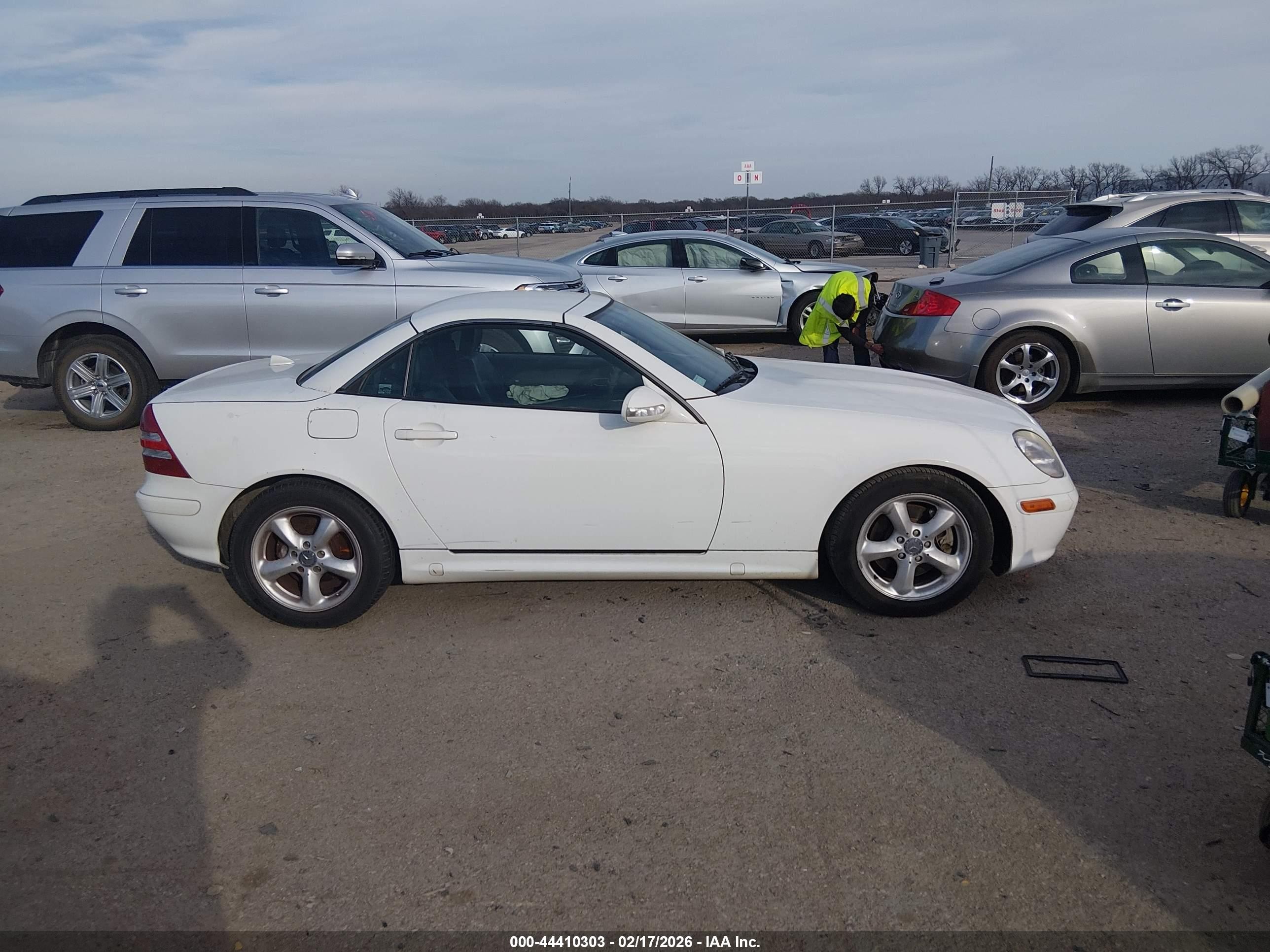 2002 Mercedes-benz Slk 320   White vin: WDBKK65F12F251255