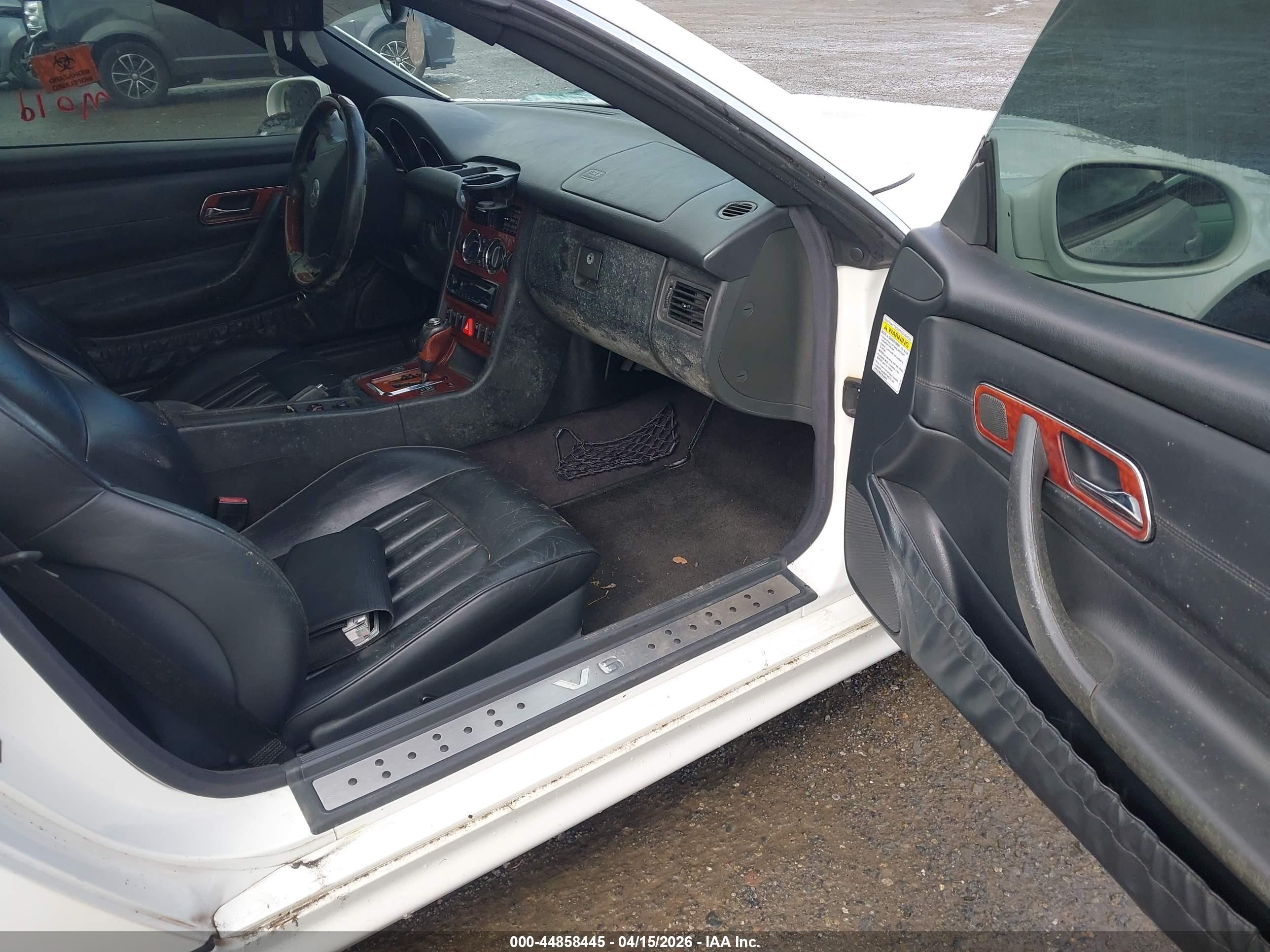 2004 Mercedes-benz Slk 320   White vin: WDBKK65F74F311204