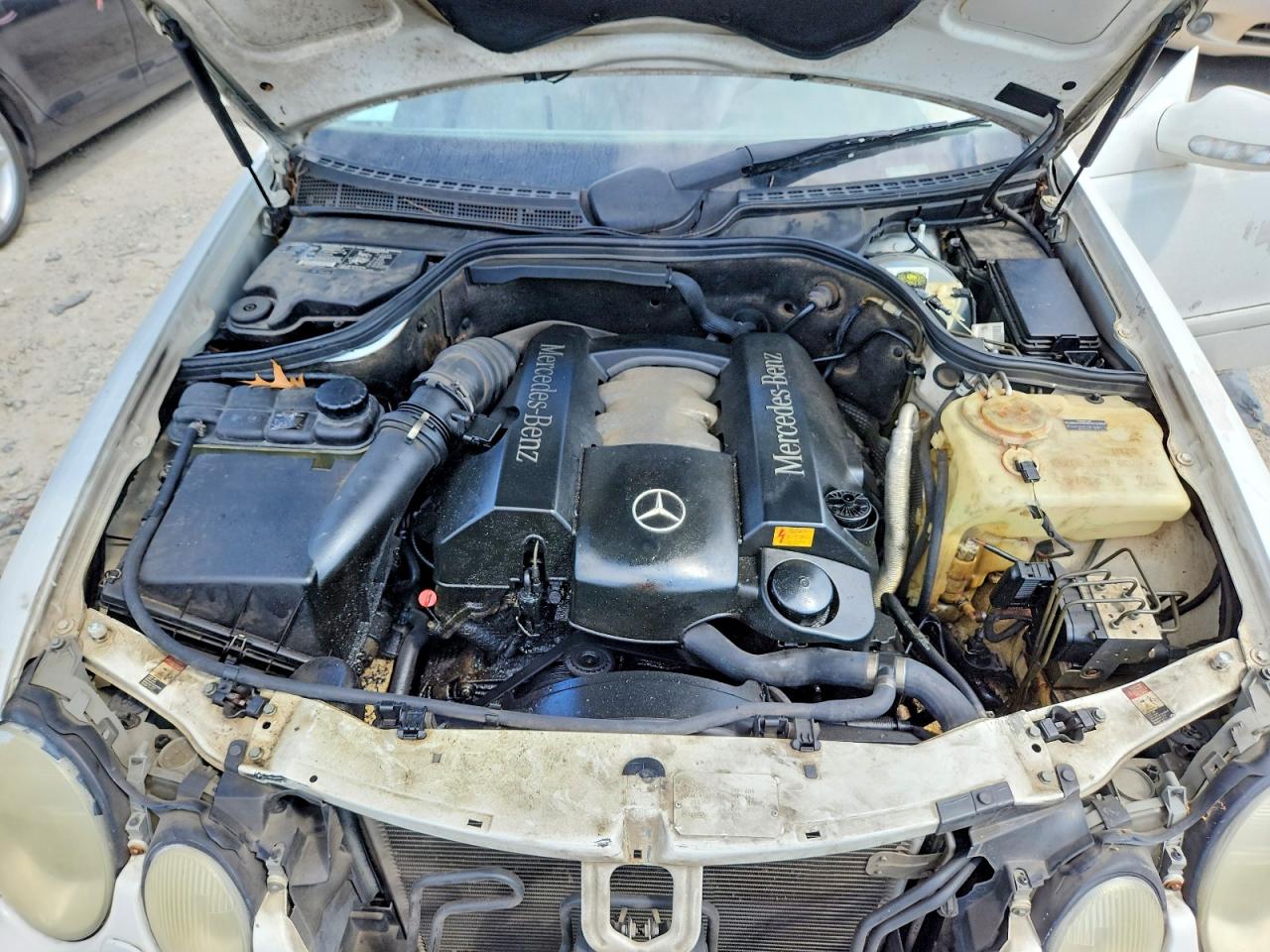 2002 Mercedes-benz Clk 320 White vin: WDBLJ65G32F199028