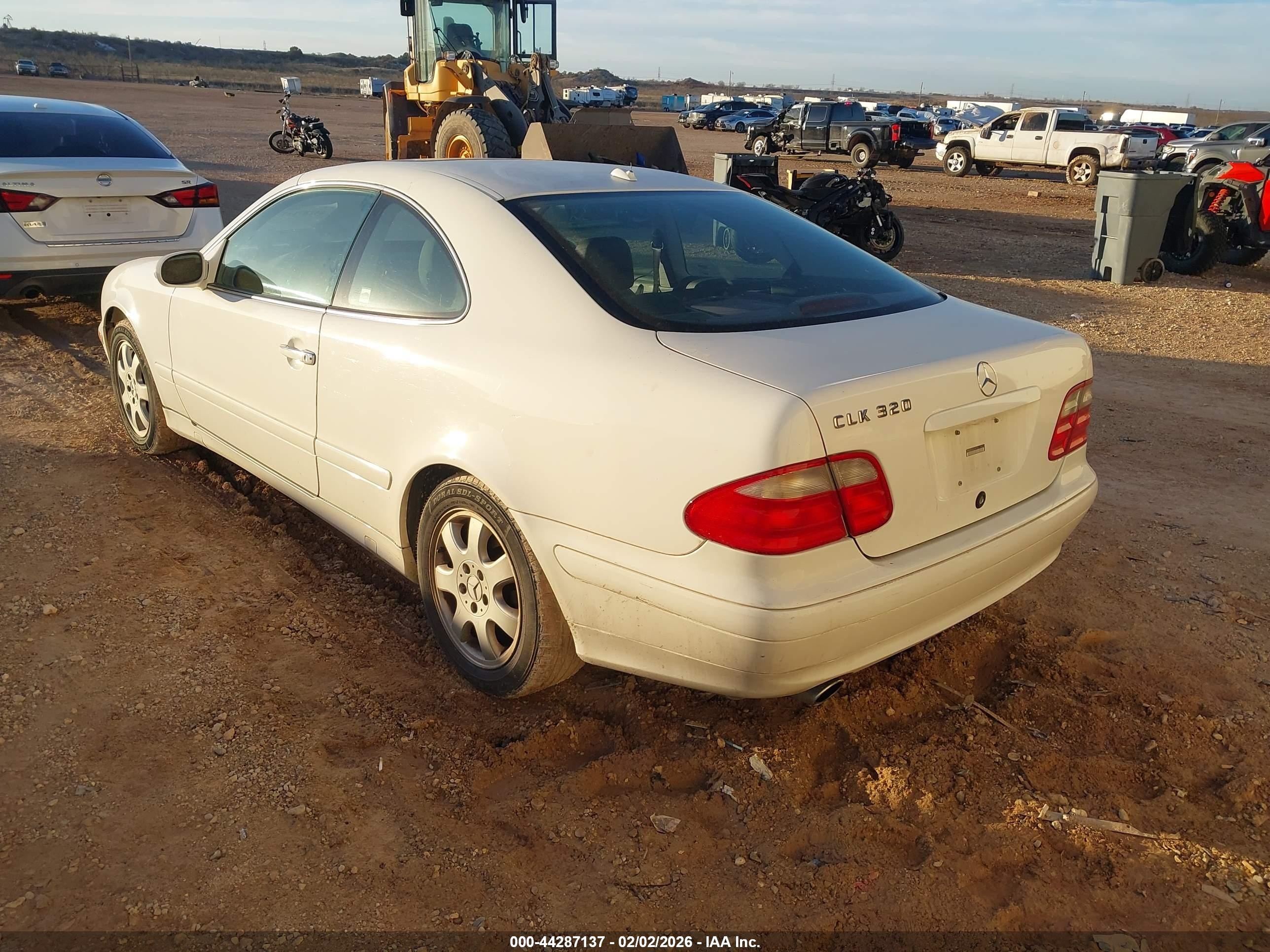 2002 Mercedes-benz Clk 320   White vin: WDBLJ65G52T128155