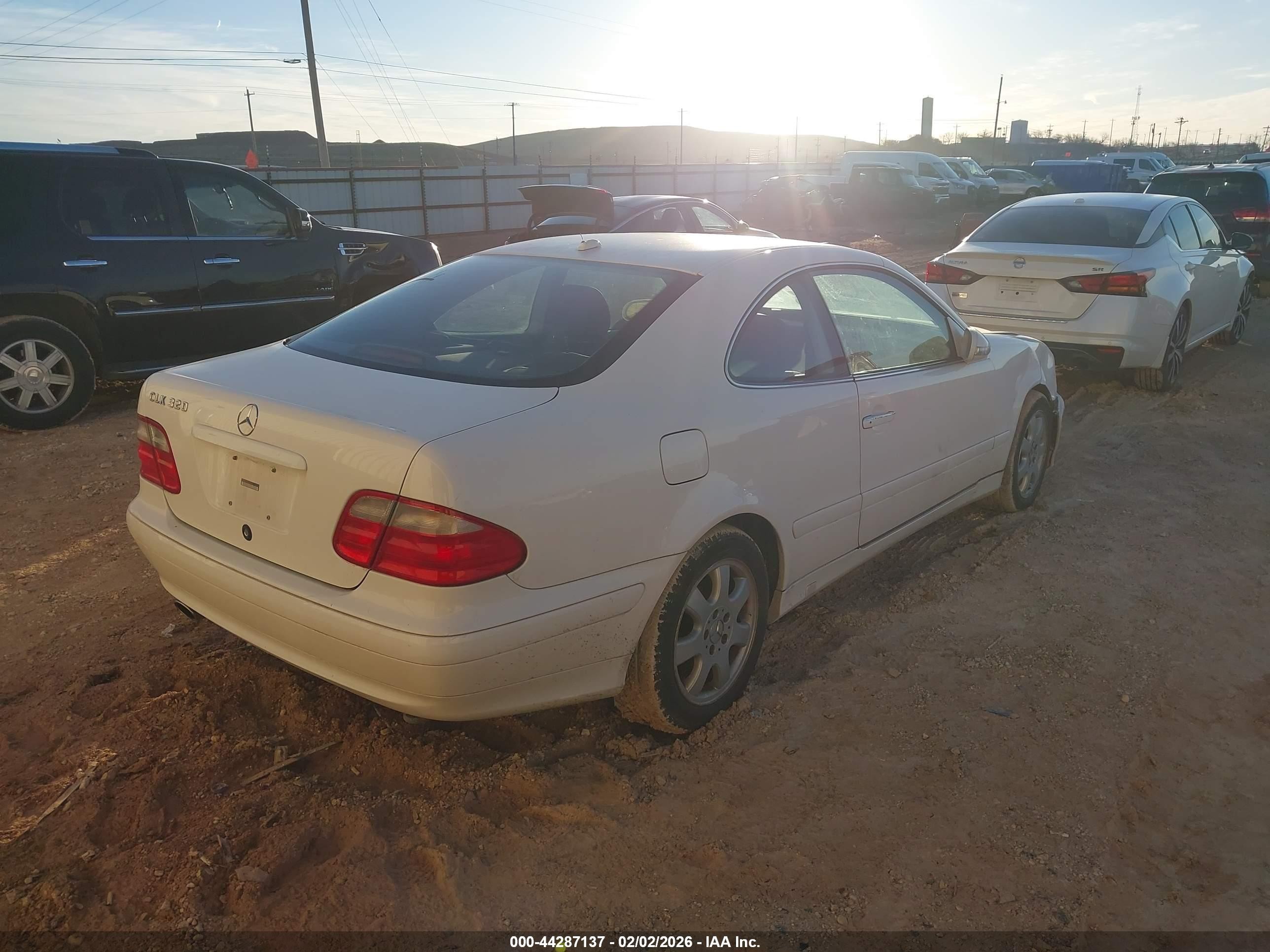 2002 Mercedes-benz Clk 320   White vin: WDBLJ65G52T128155
