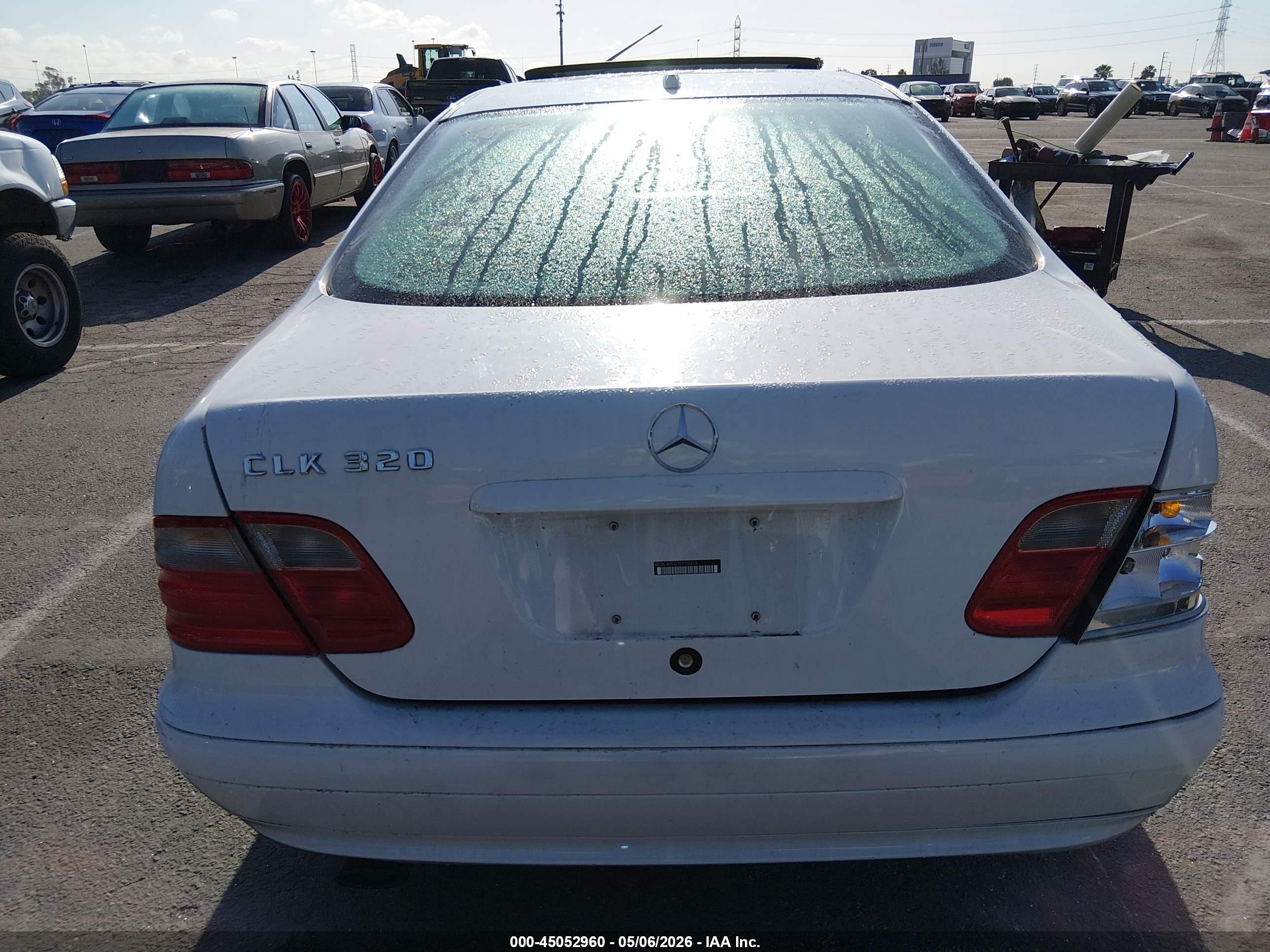 2000 Mercedes-benz Clk 320   White vin: WDBLJ65G5YF135310