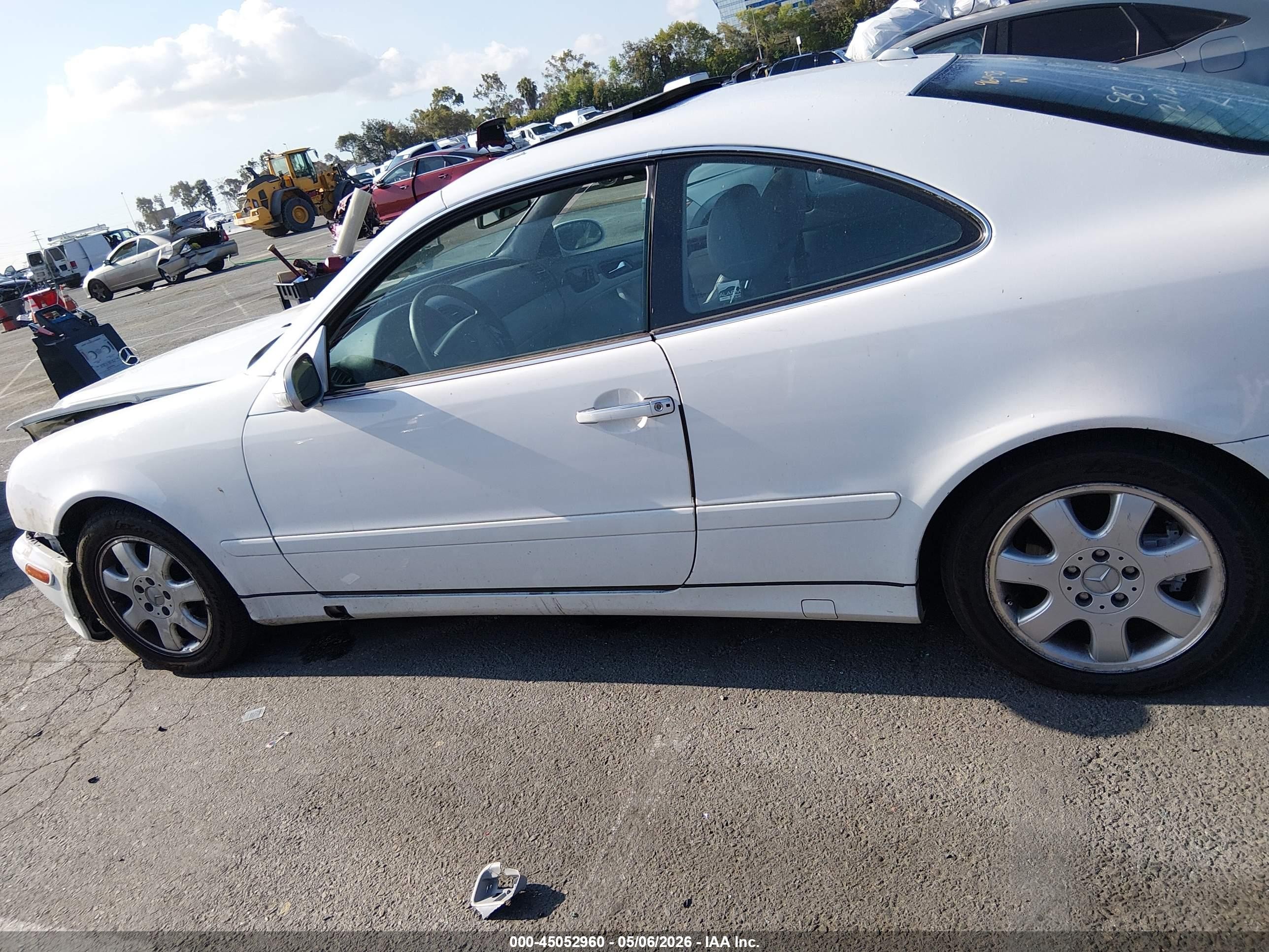 2000 Mercedes-benz Clk 320   White vin: WDBLJ65G5YF135310