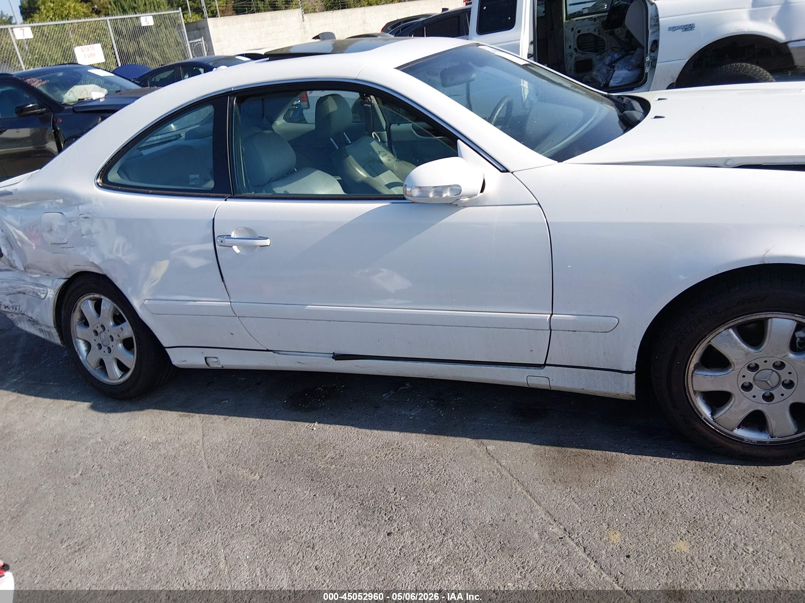2000 Mercedes-benz Clk 320   White vin: WDBLJ65G5YF135310