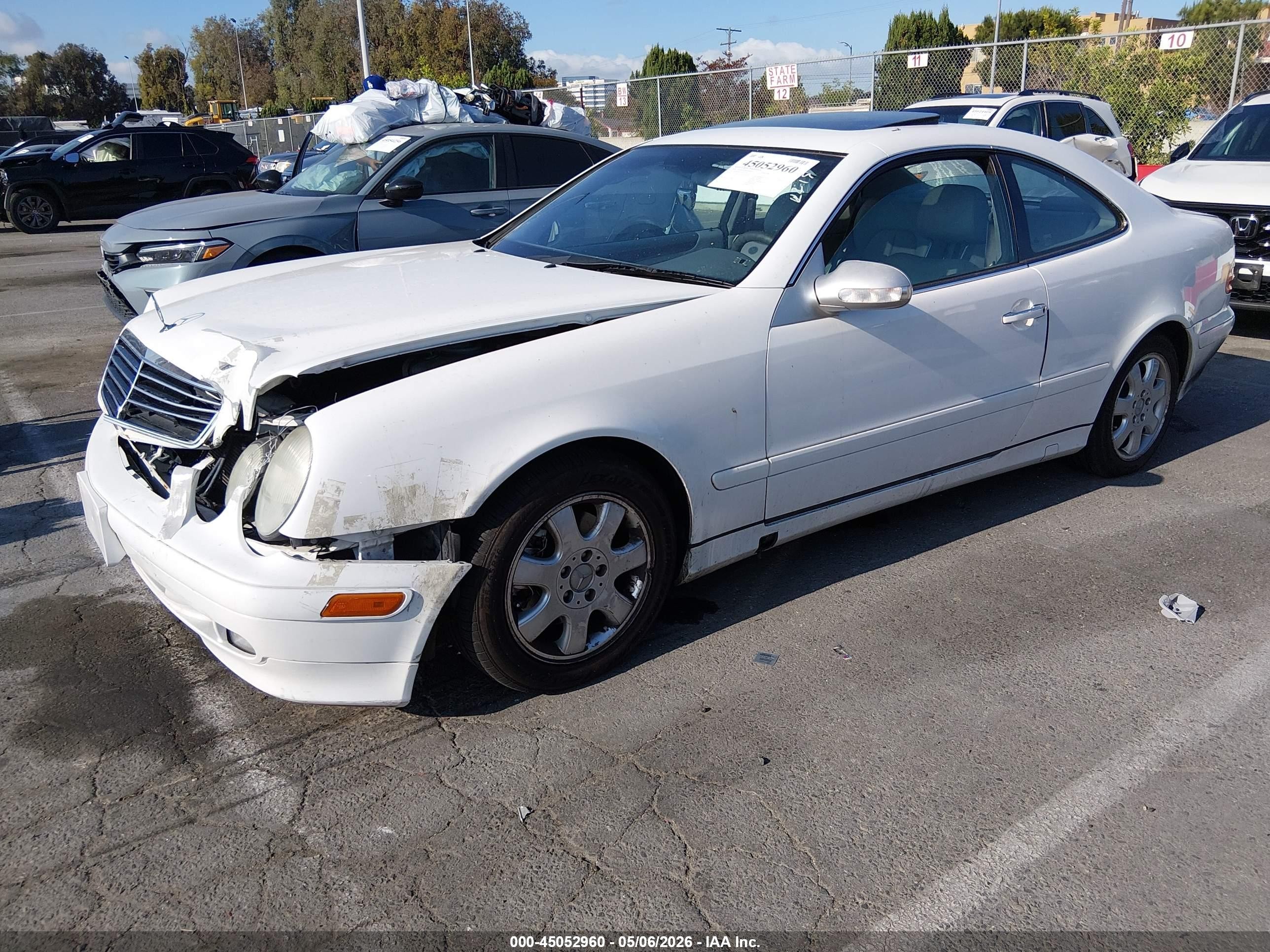 2000 Mercedes-benz Clk 320   White vin: WDBLJ65G5YF135310