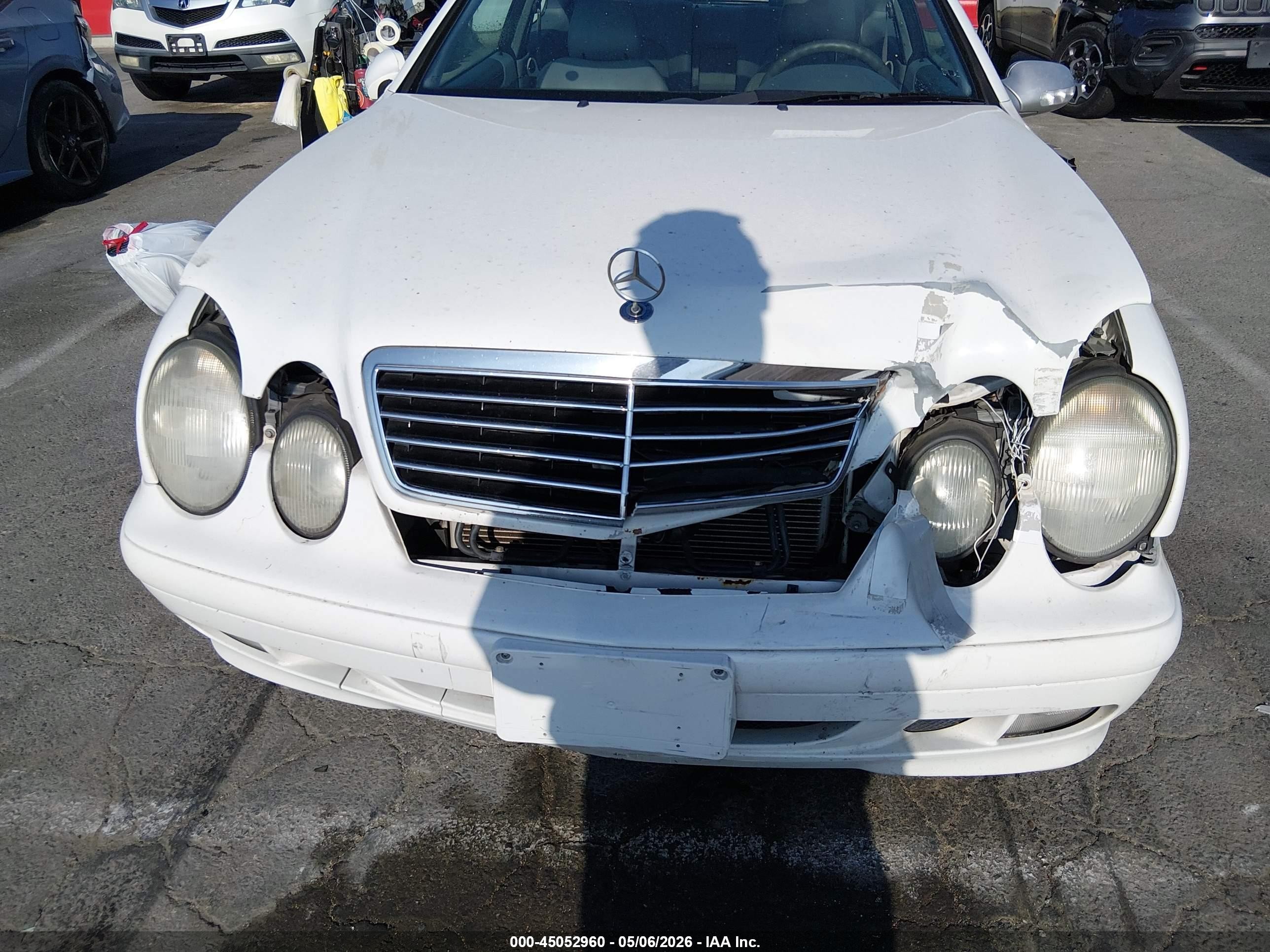 2000 Mercedes-benz Clk 320   White vin: WDBLJ65G5YF135310