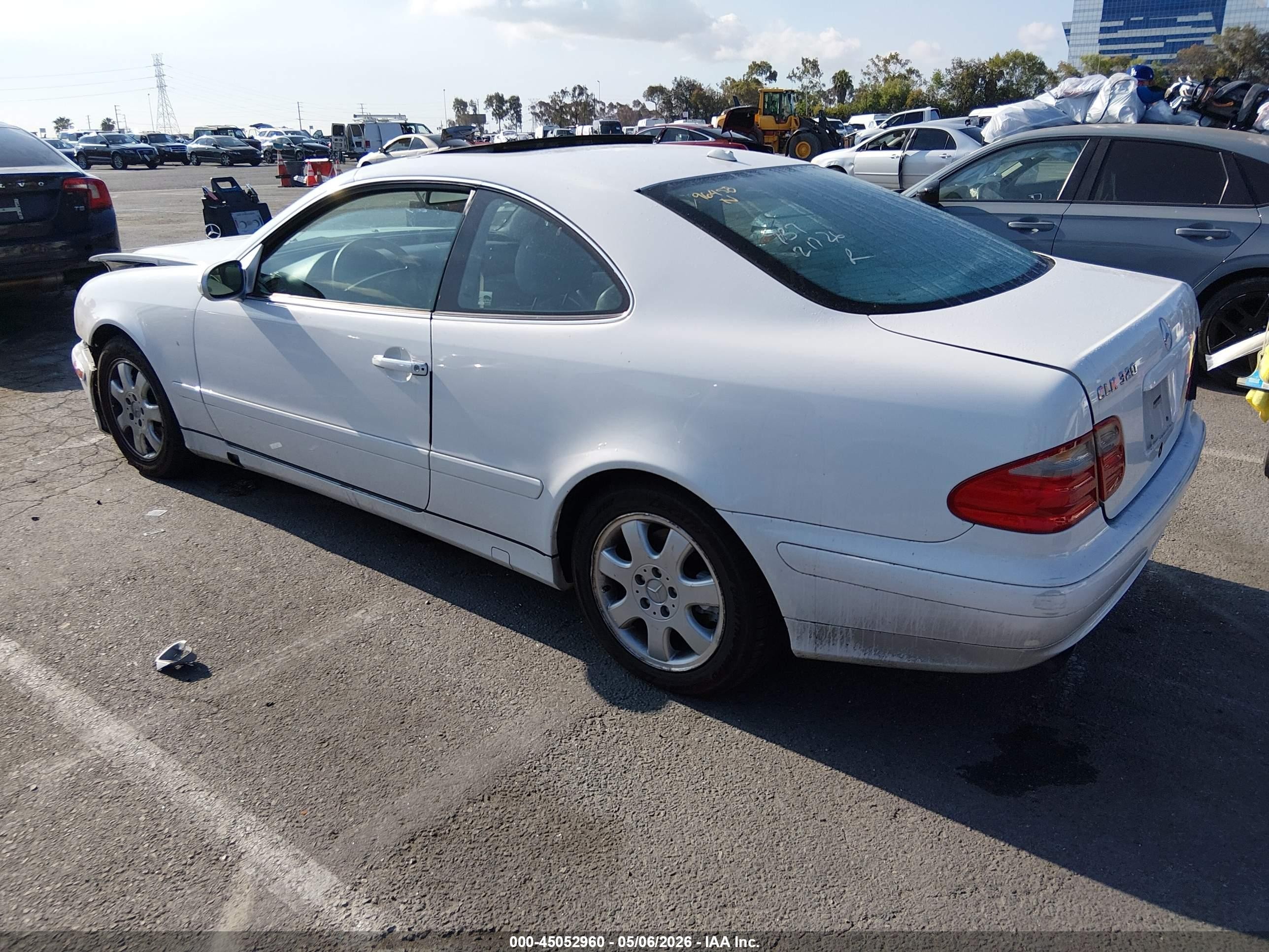 2000 Mercedes-benz Clk 320   White vin: WDBLJ65G5YF135310
