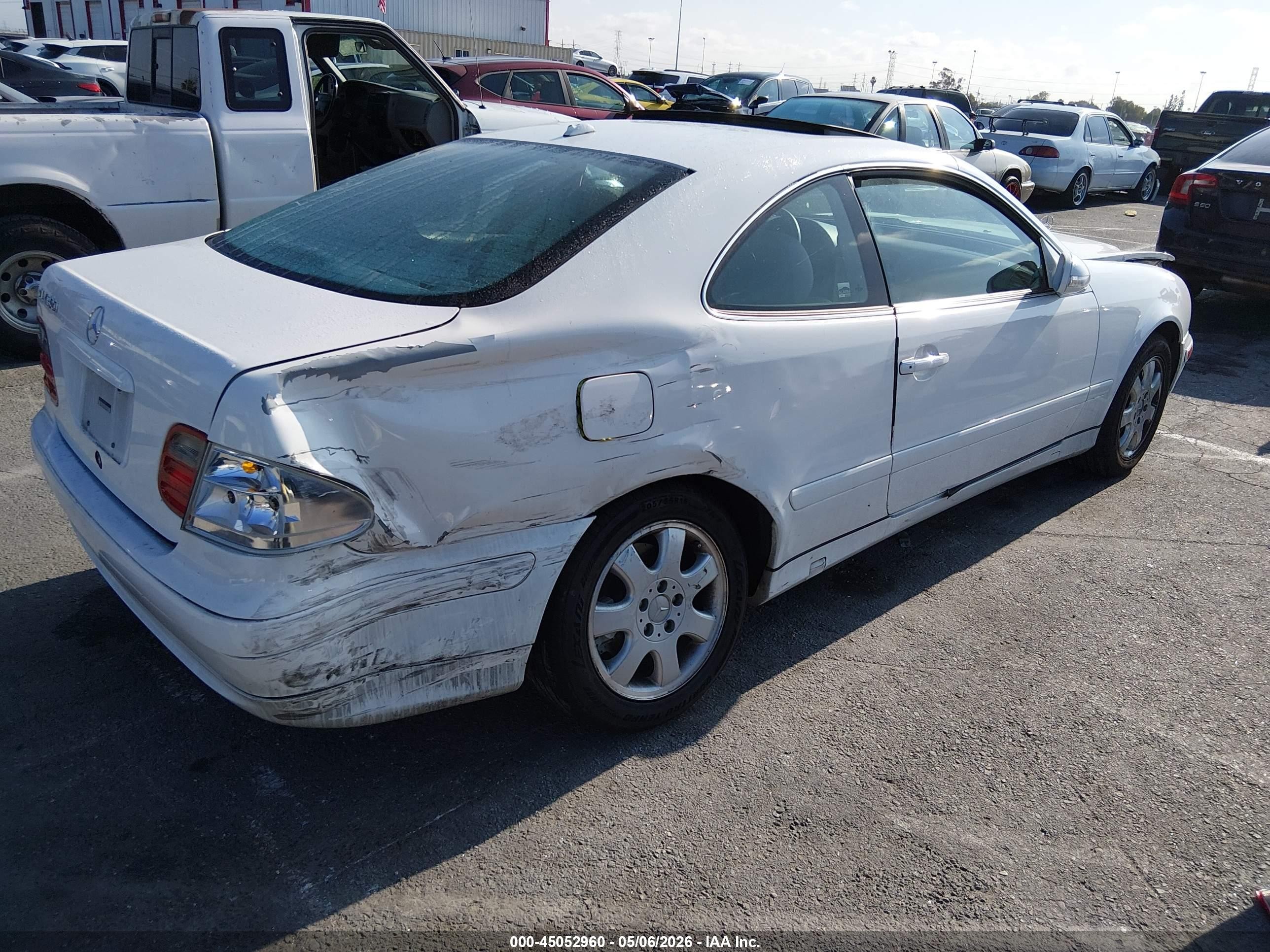 2000 Mercedes-benz Clk 320   White vin: WDBLJ65G5YF135310