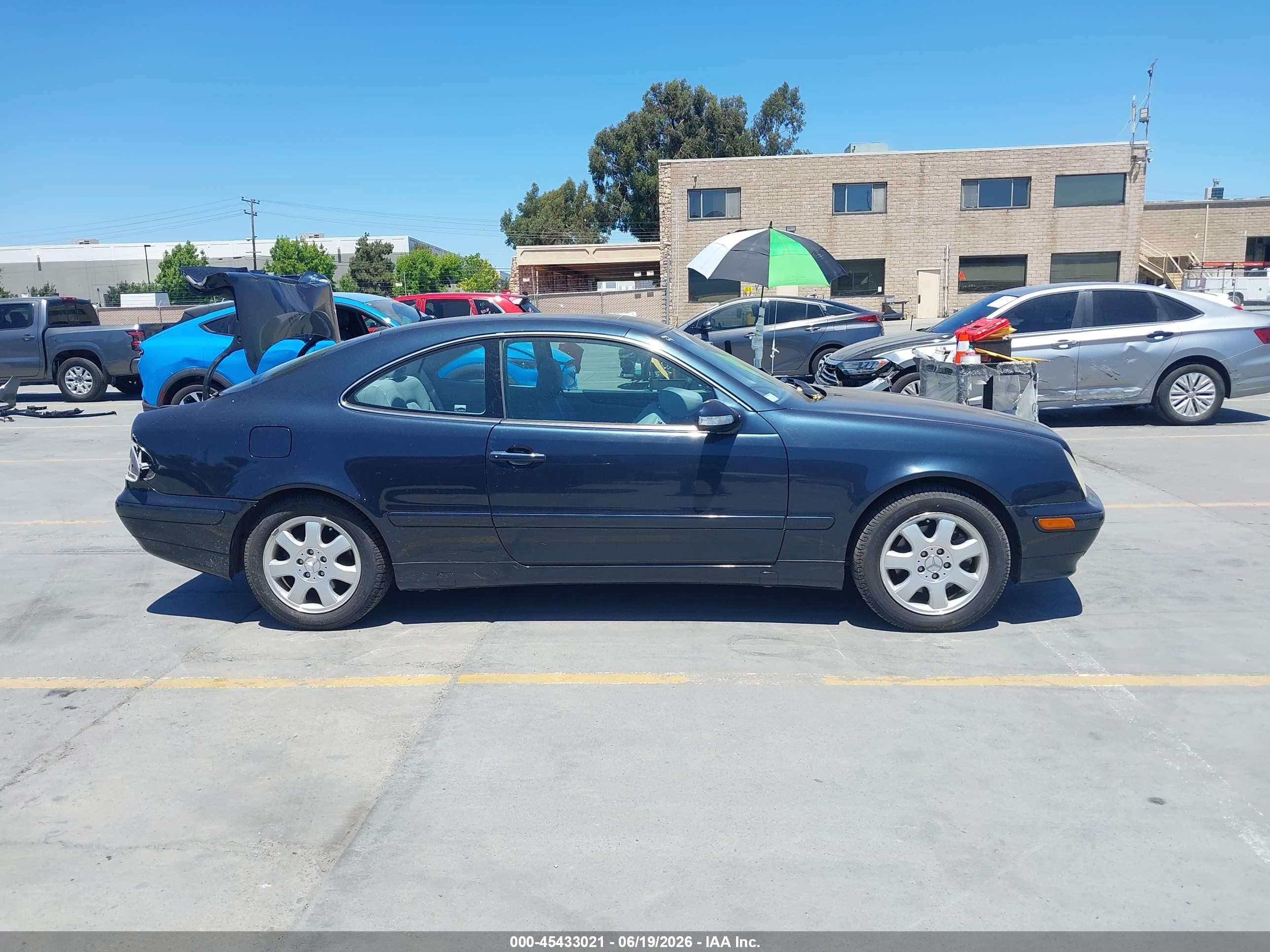 2002 Mercedes-benz Clk 320   Black vin: WDBLJ65G72F196715