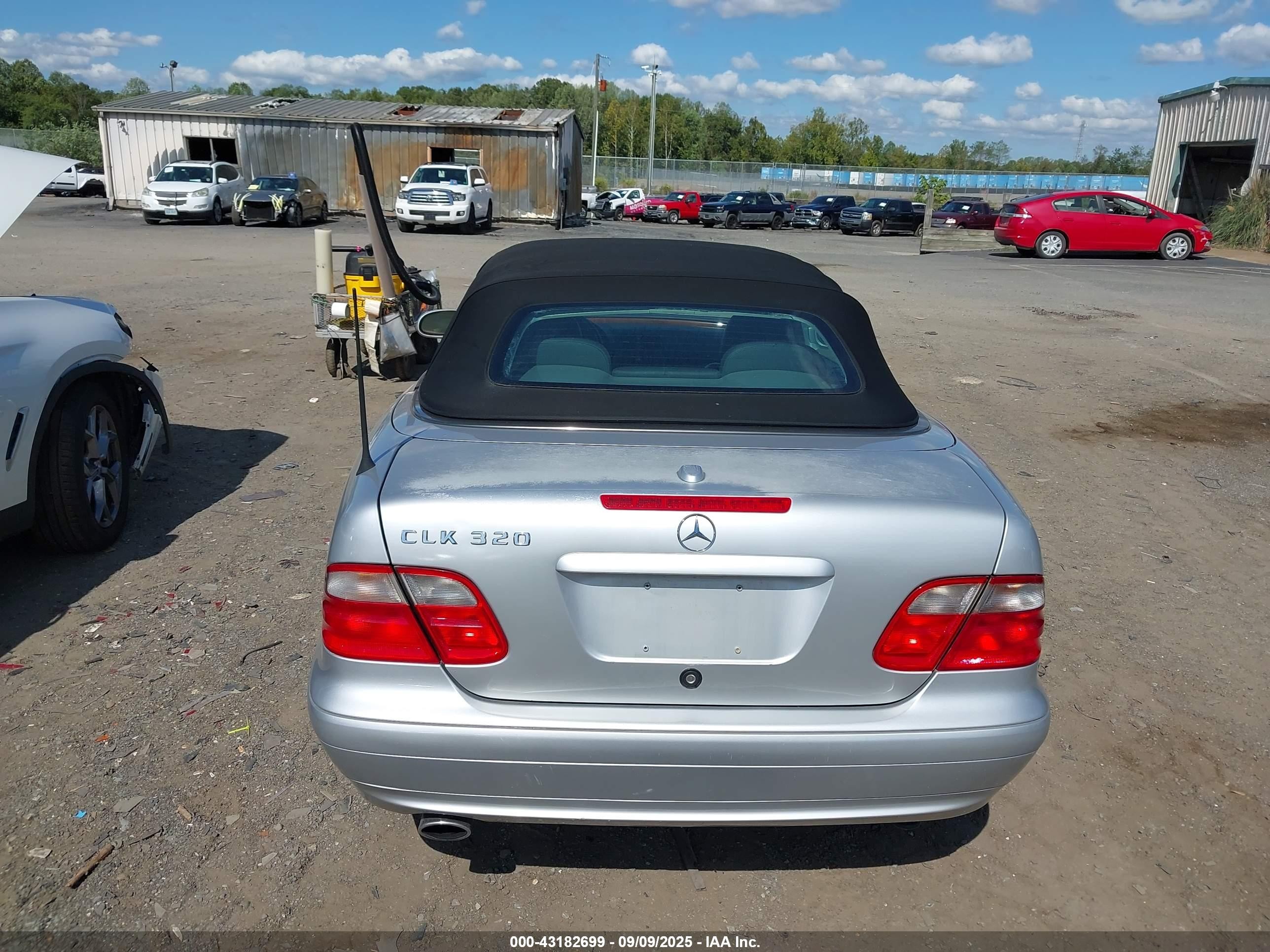 2002 Mercedes-benz Clk 320   Silver vin: WDBLK65G02T097989