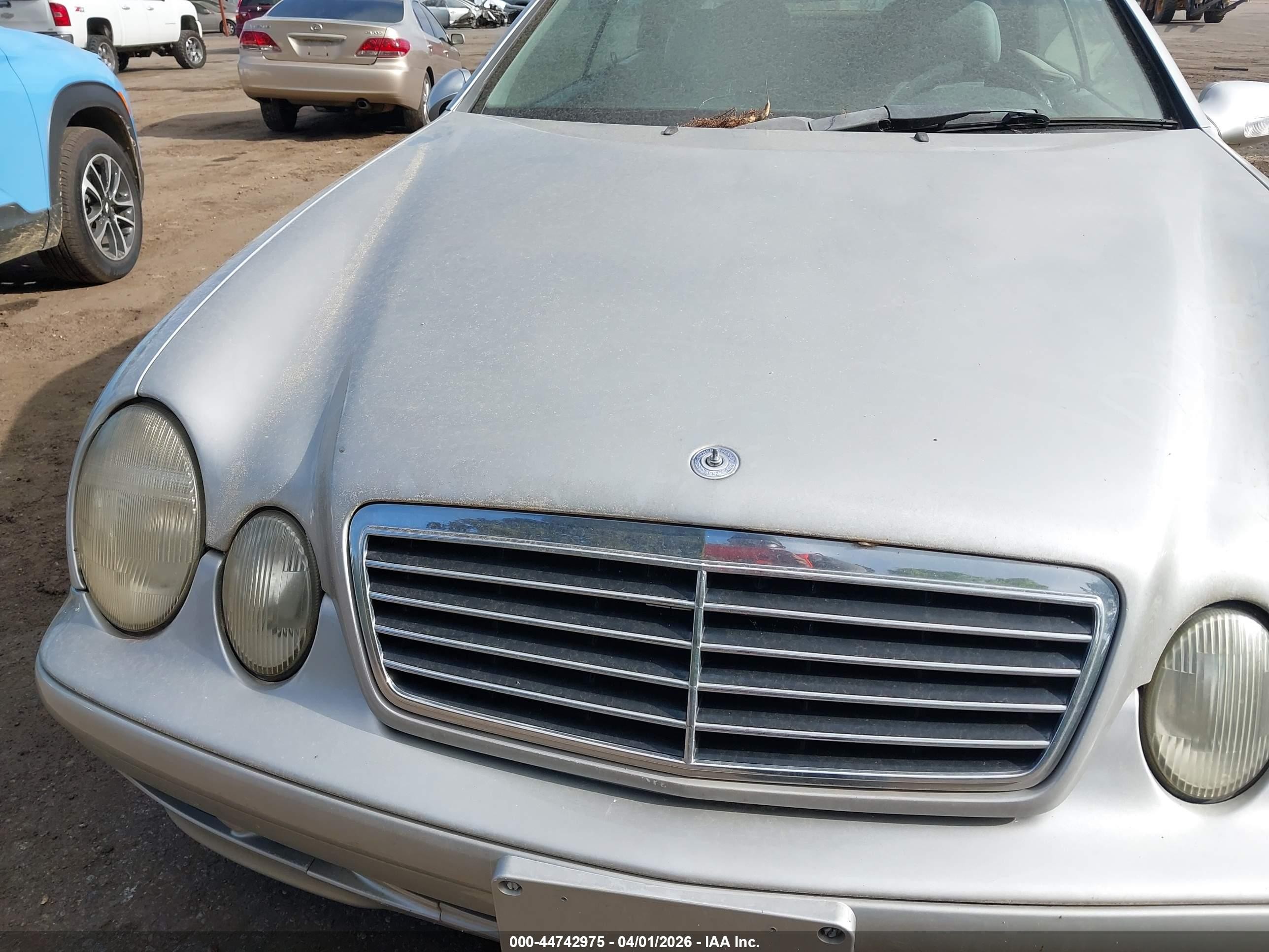 2000 Mercedes-benz Clk 320   Серебряный vin: WDBLK65G1YT039513